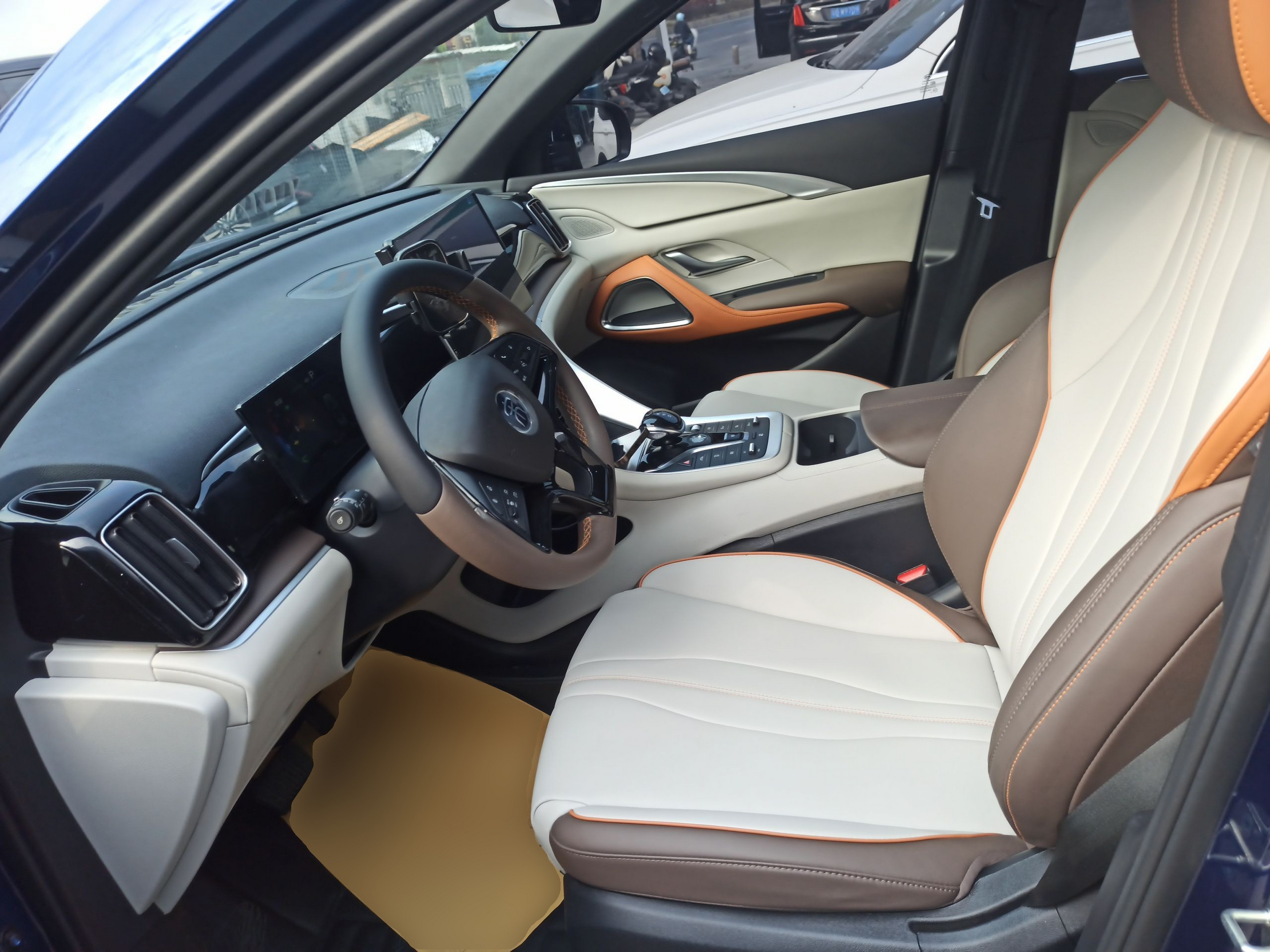 المقاعد الأمامية داخل السيارة