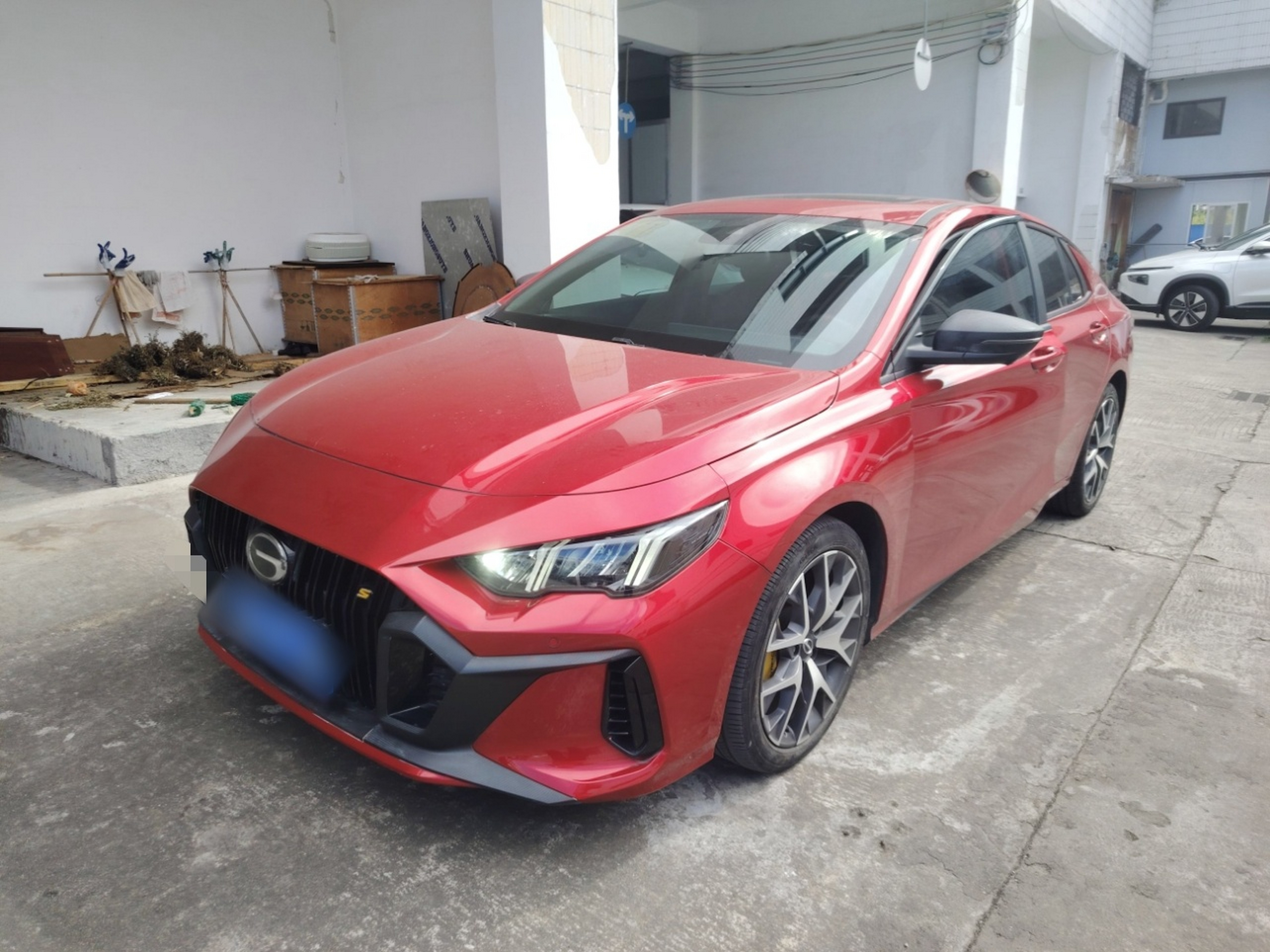 تحت مقدمة السيارة