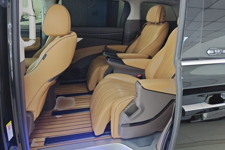 Used Denza D9 2022 DM-i 1040 Prestige Model