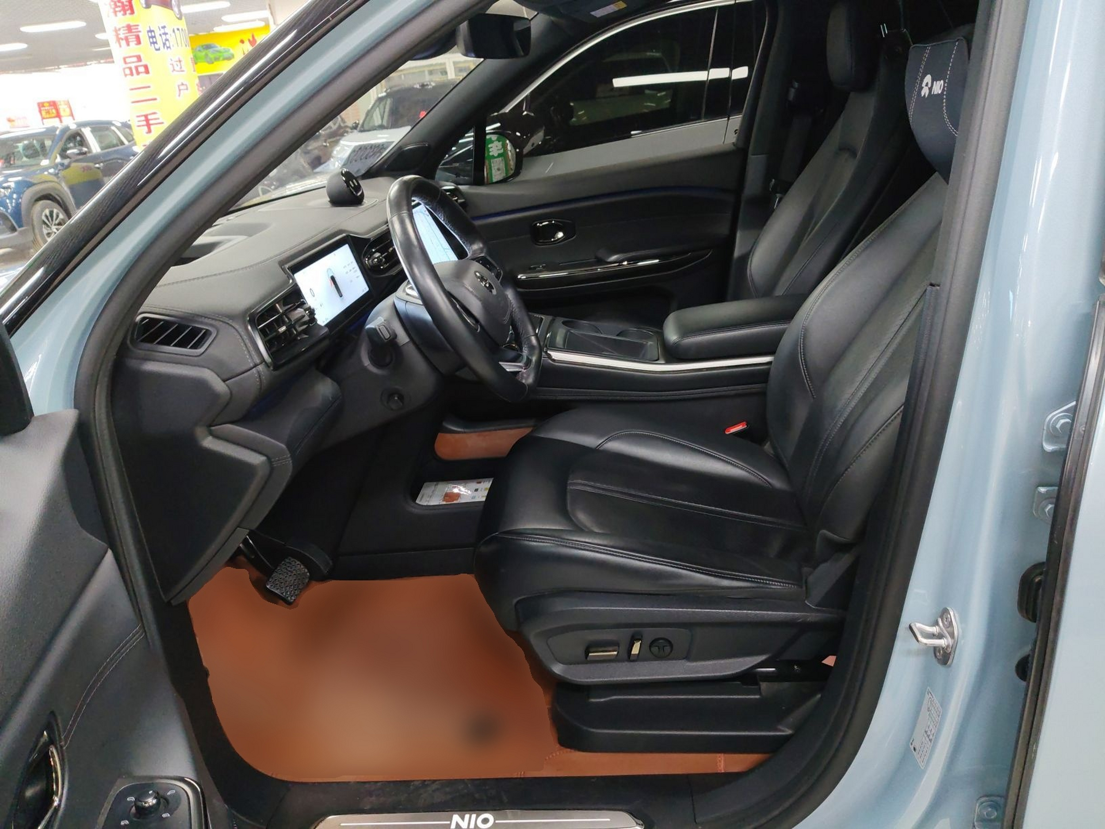 المقاعد الأمامية داخل السيارة