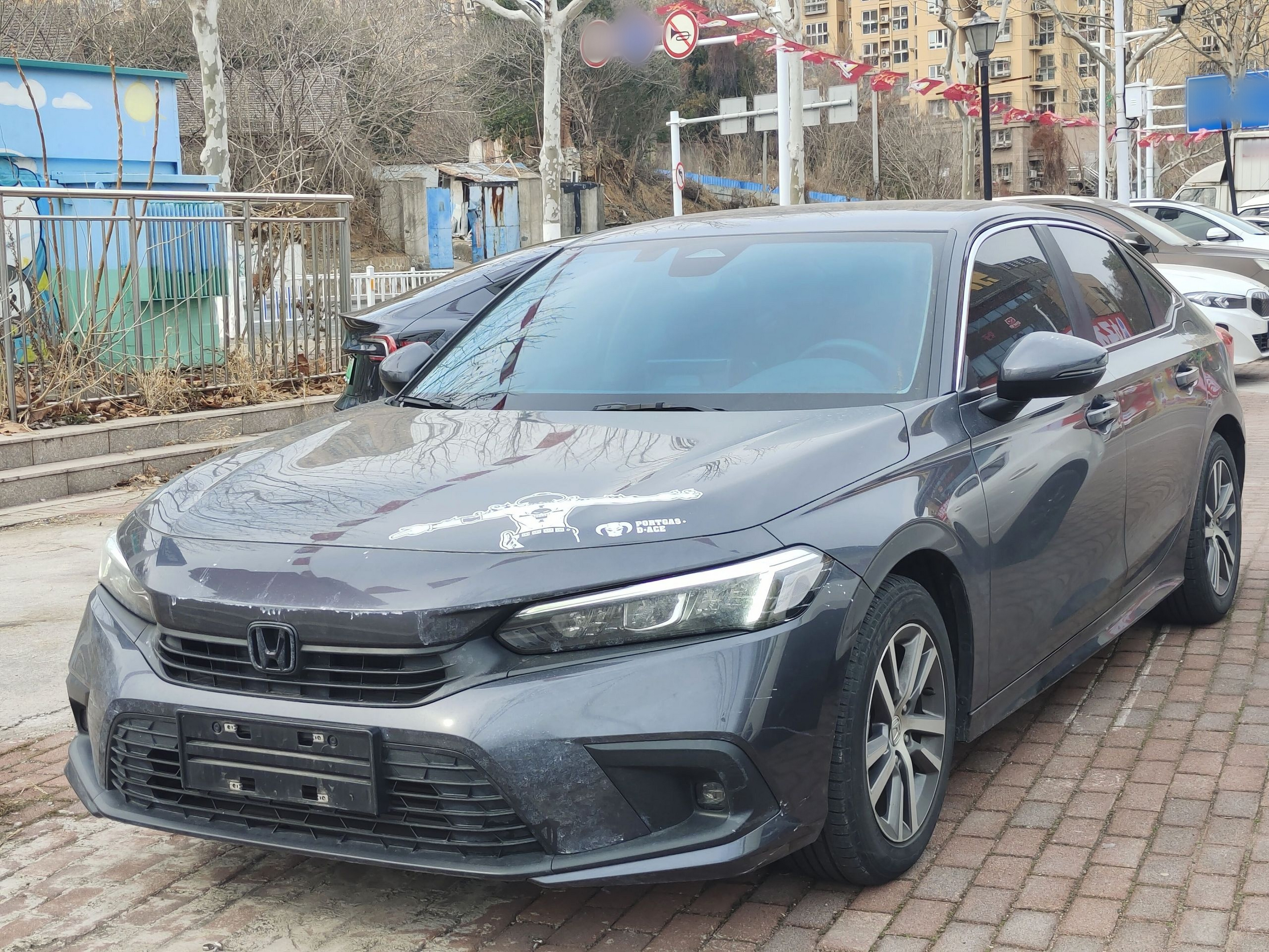 Под передней частью автомобиля