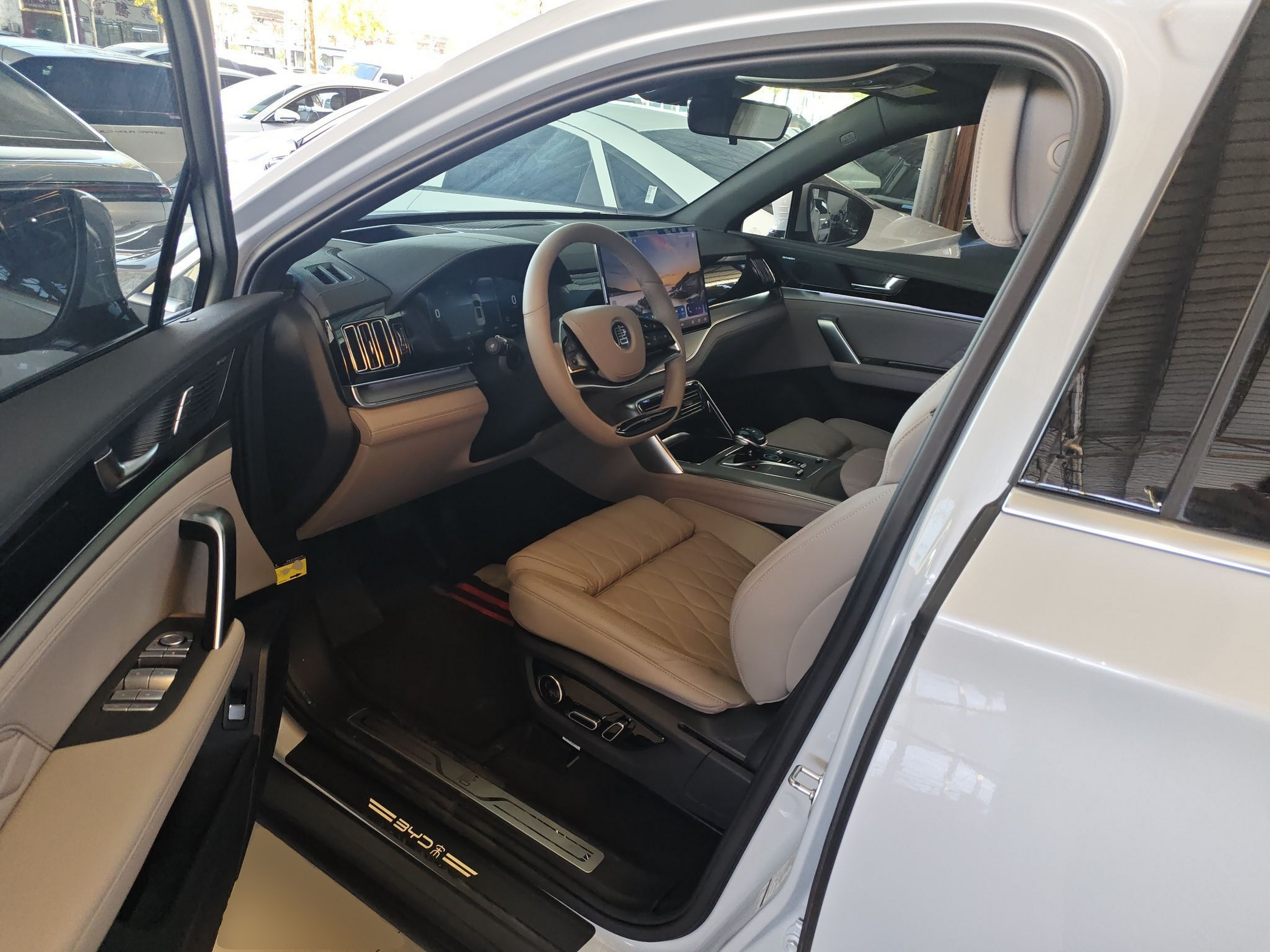 المقاعد الأمامية داخل السيارة