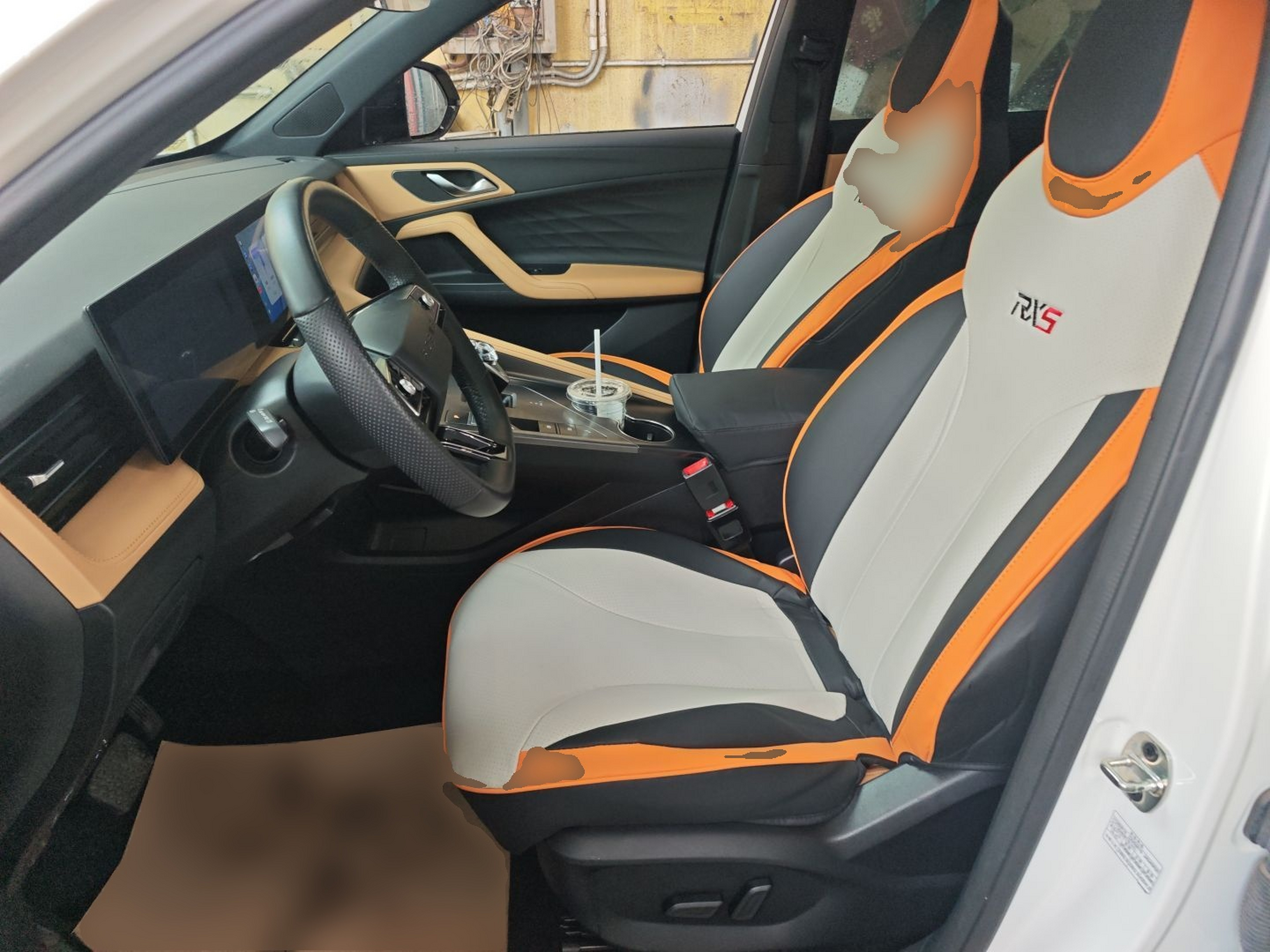 Переднее сиденье в автомобиле