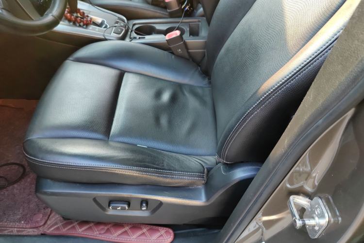 Used Chevrolet Captiva 2015 2.4L 4x4 Flagship Edition 7-Seater
