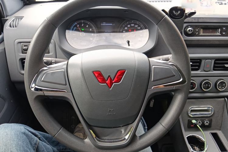 Used Wuling Yangguang 2024 300KM Comfort Version Passenger Van 75kW
