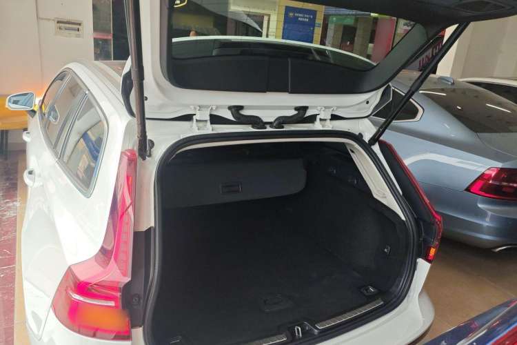 Used Volvo V60 2021 B4 Zhiyi Luxury Edition
