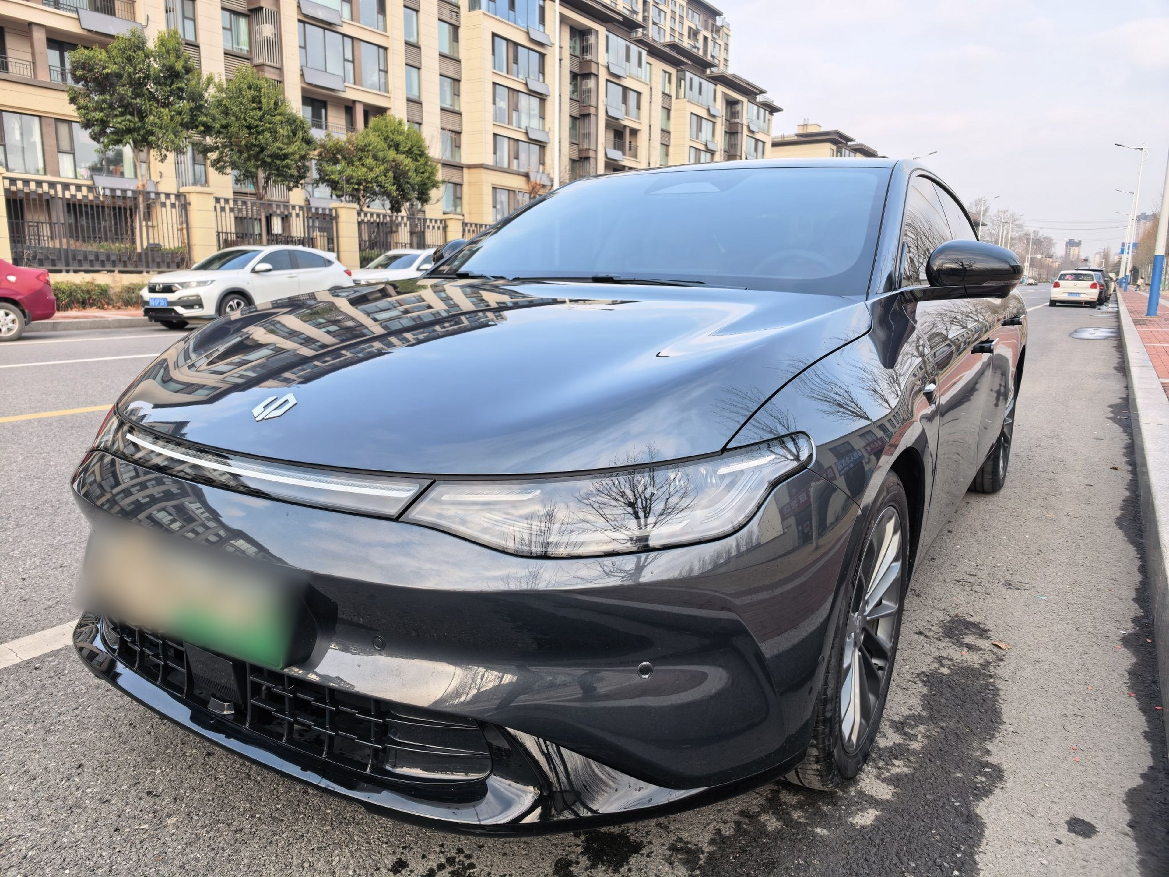 Под передней частью автомобиля