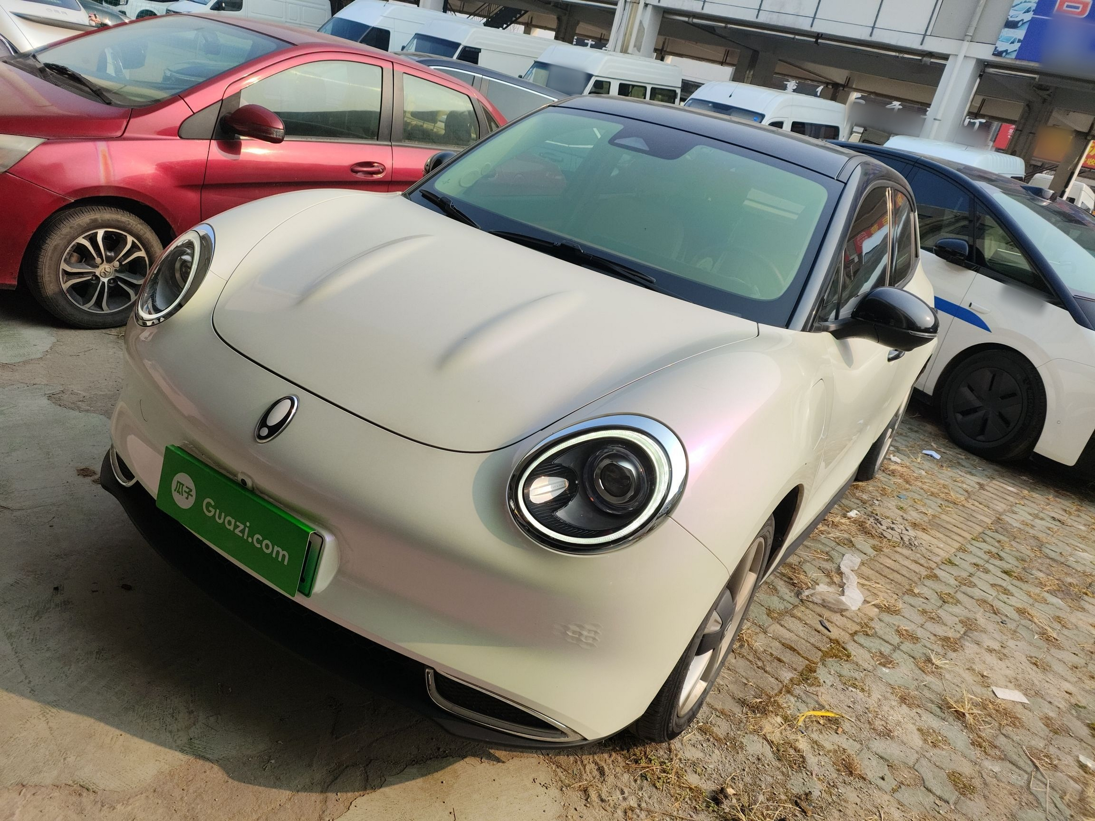 Под передней частью автомобиля