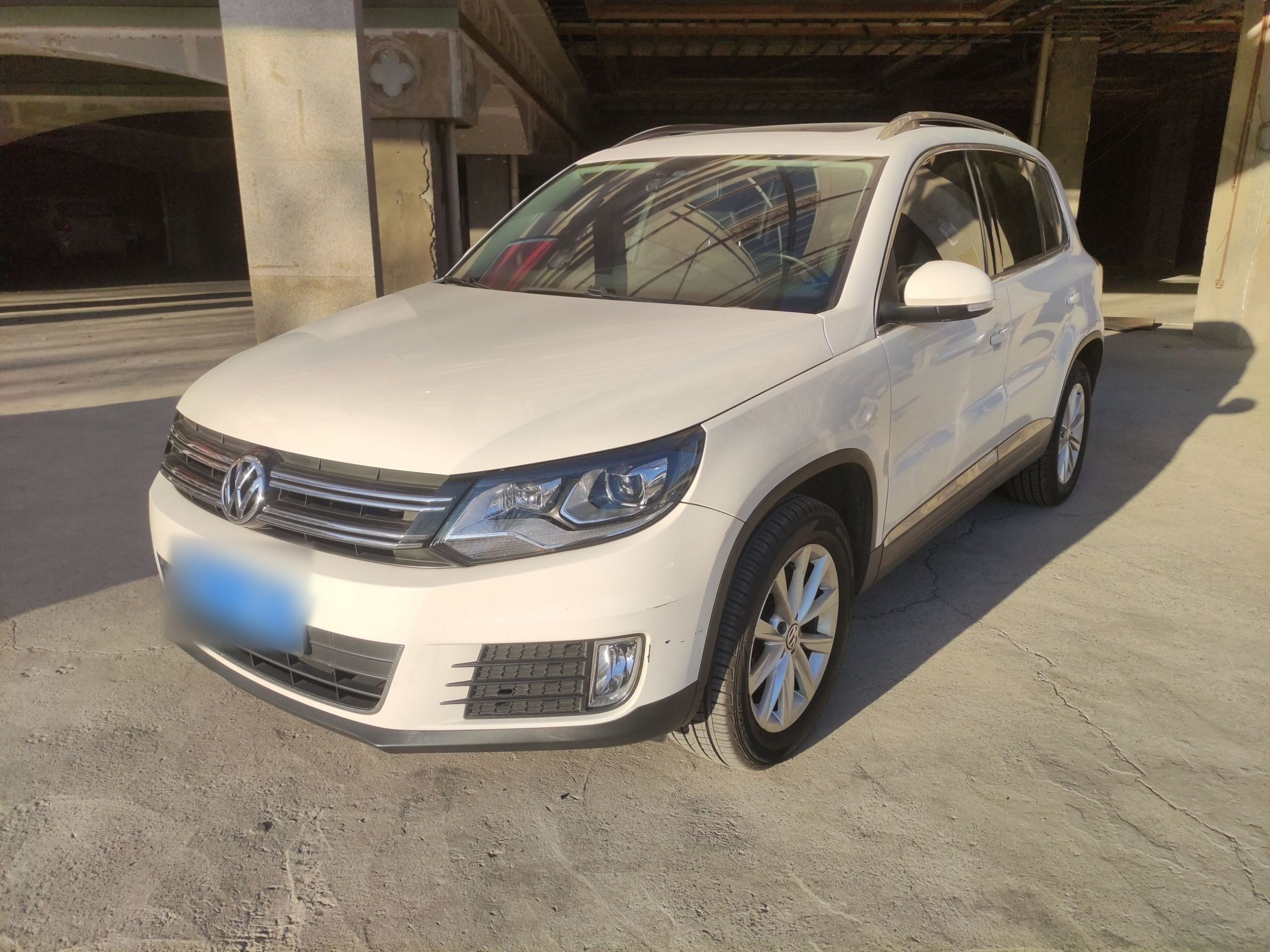 Под передней частью автомобиля