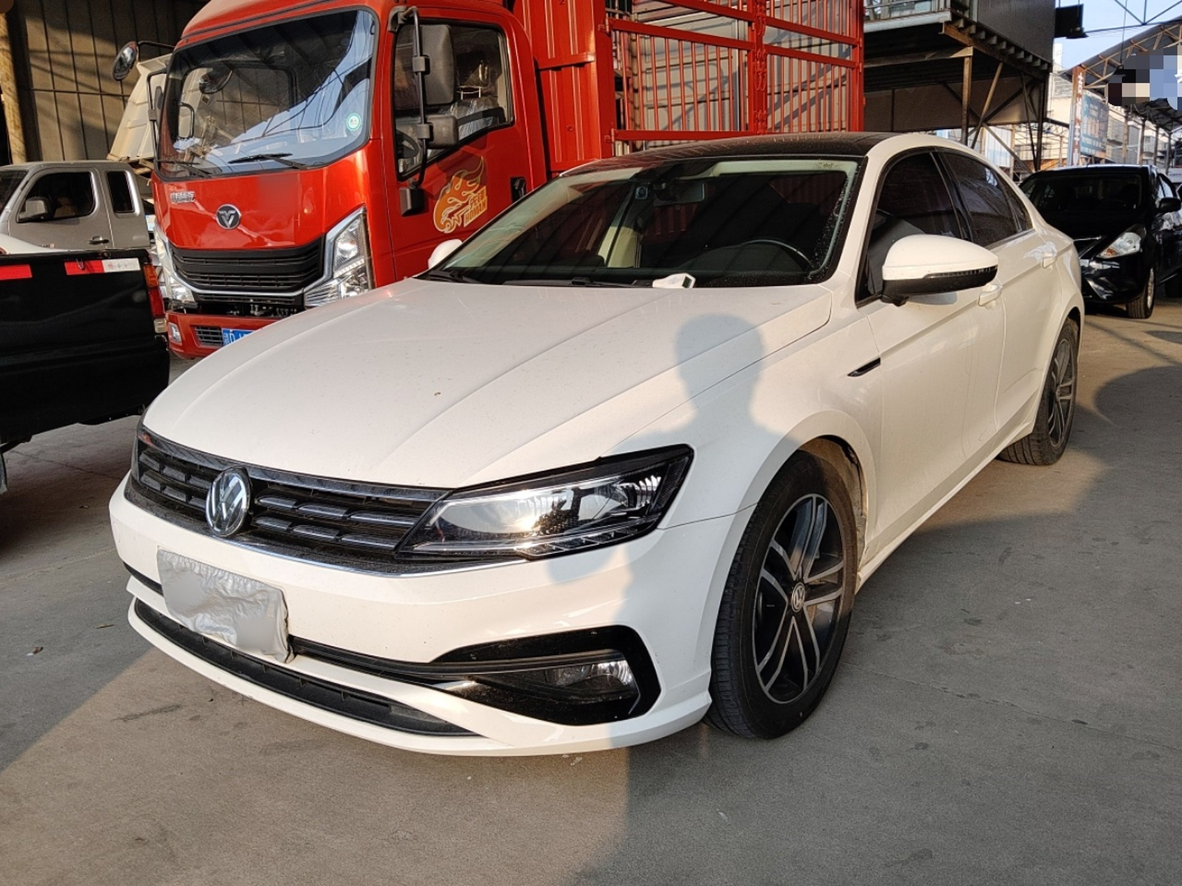 Под передней частью автомобиля