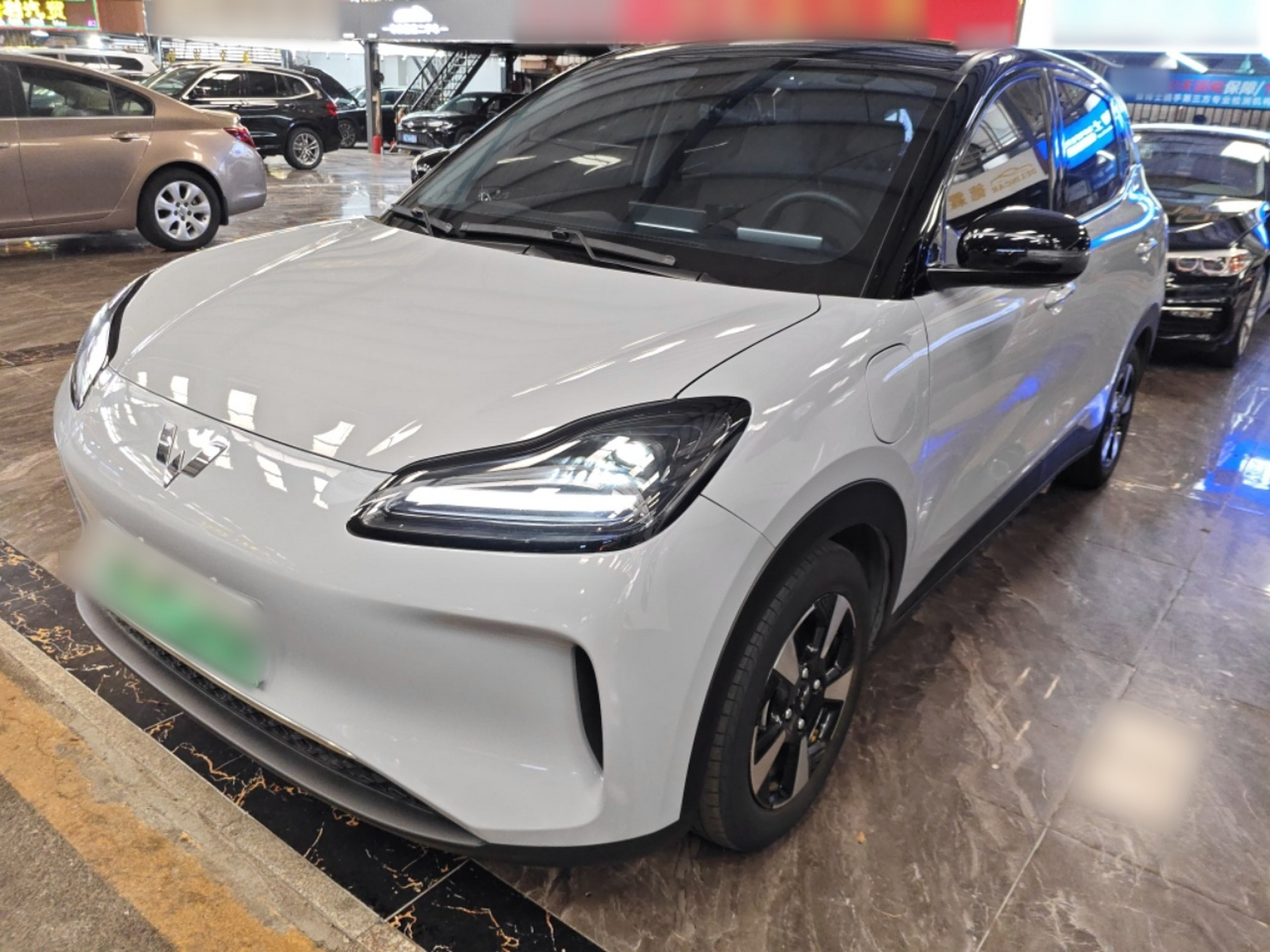 تحت مقدمة السيارة