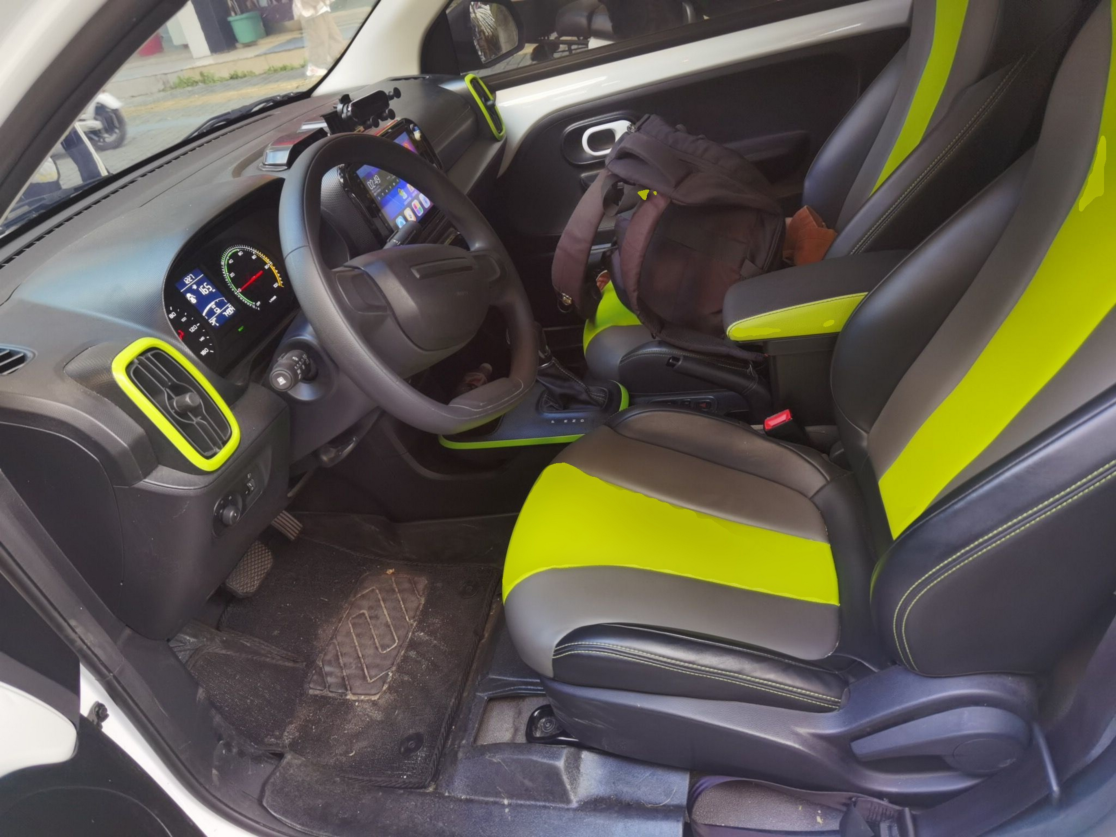 المقاعد الأمامية داخل السيارة