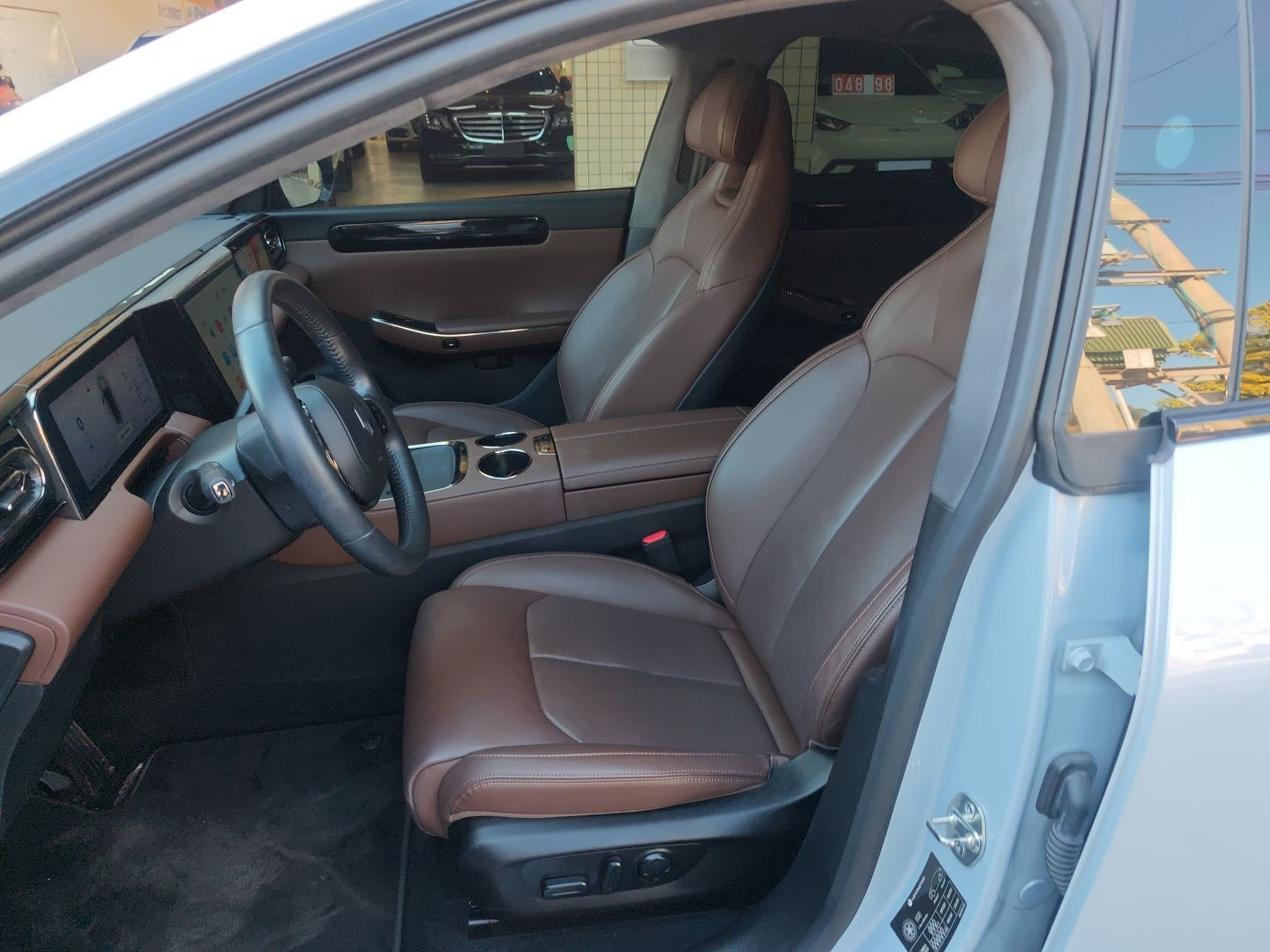 المقاعد الأمامية داخل السيارة