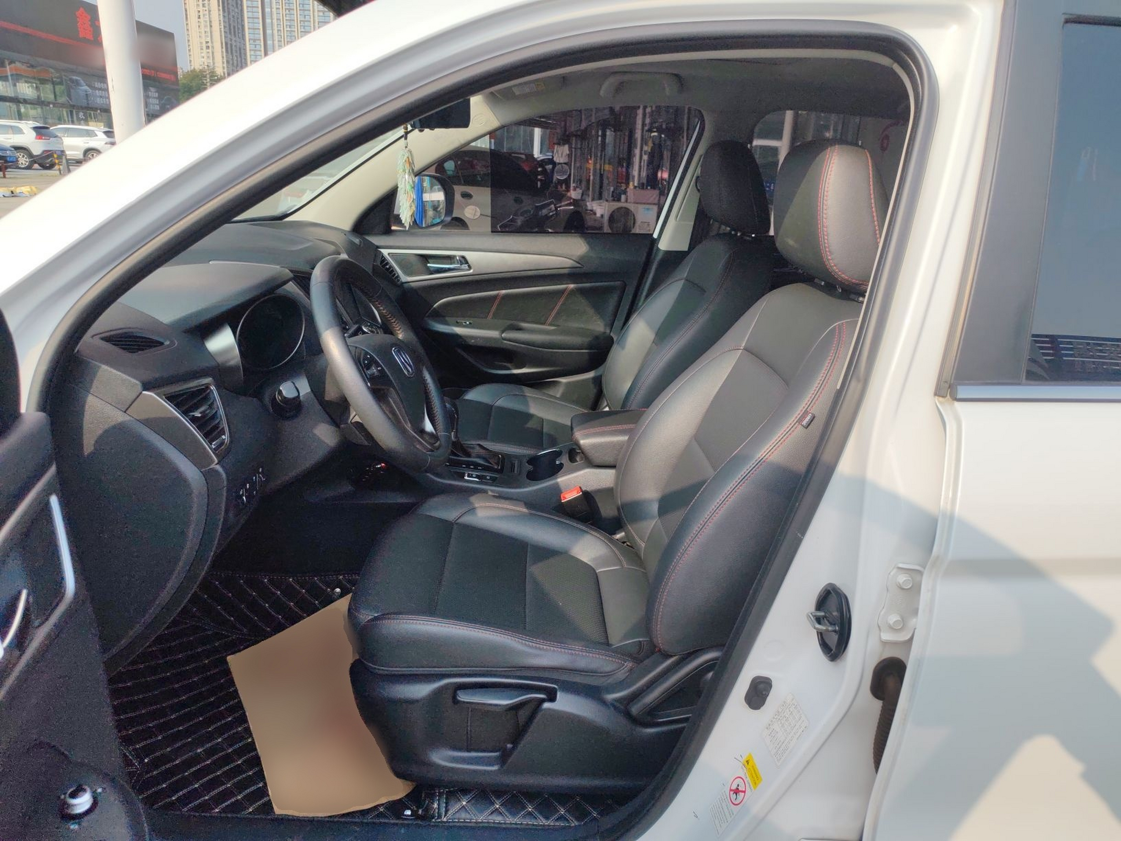 Переднее сиденье в автомобиле