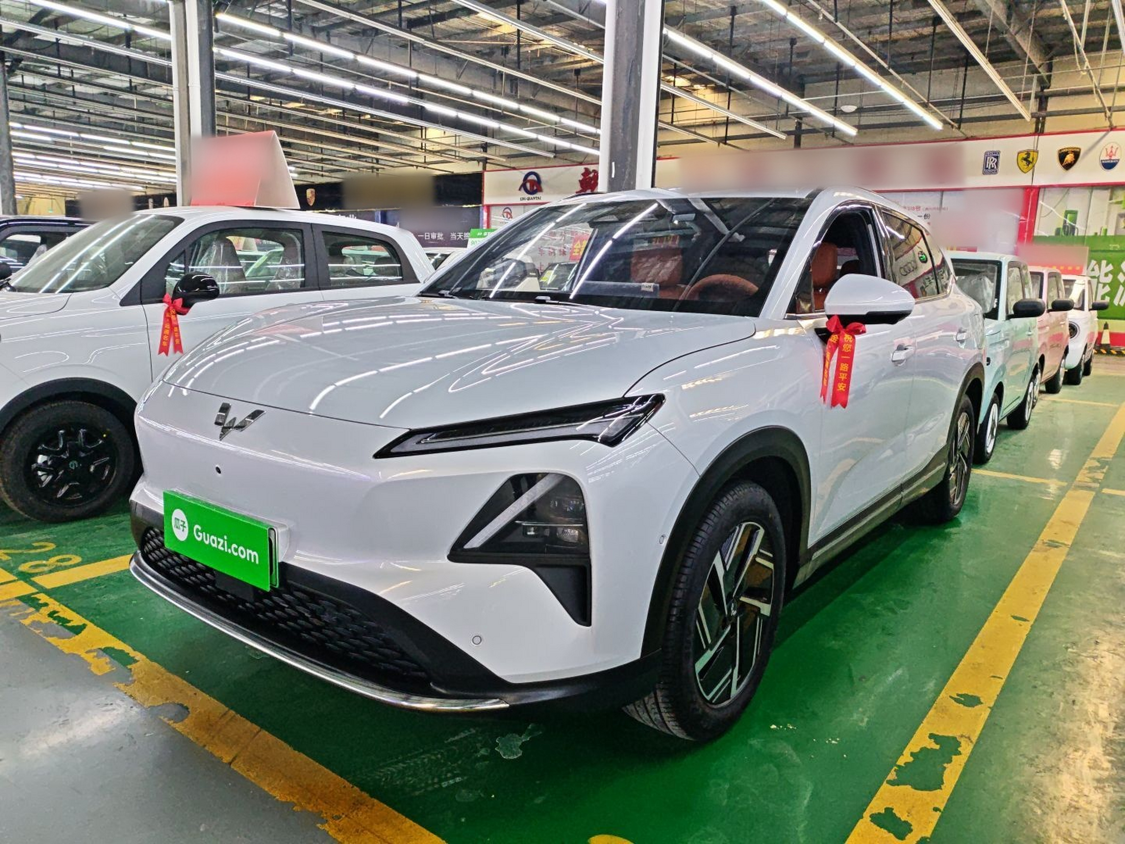 Под передней частью автомобиля