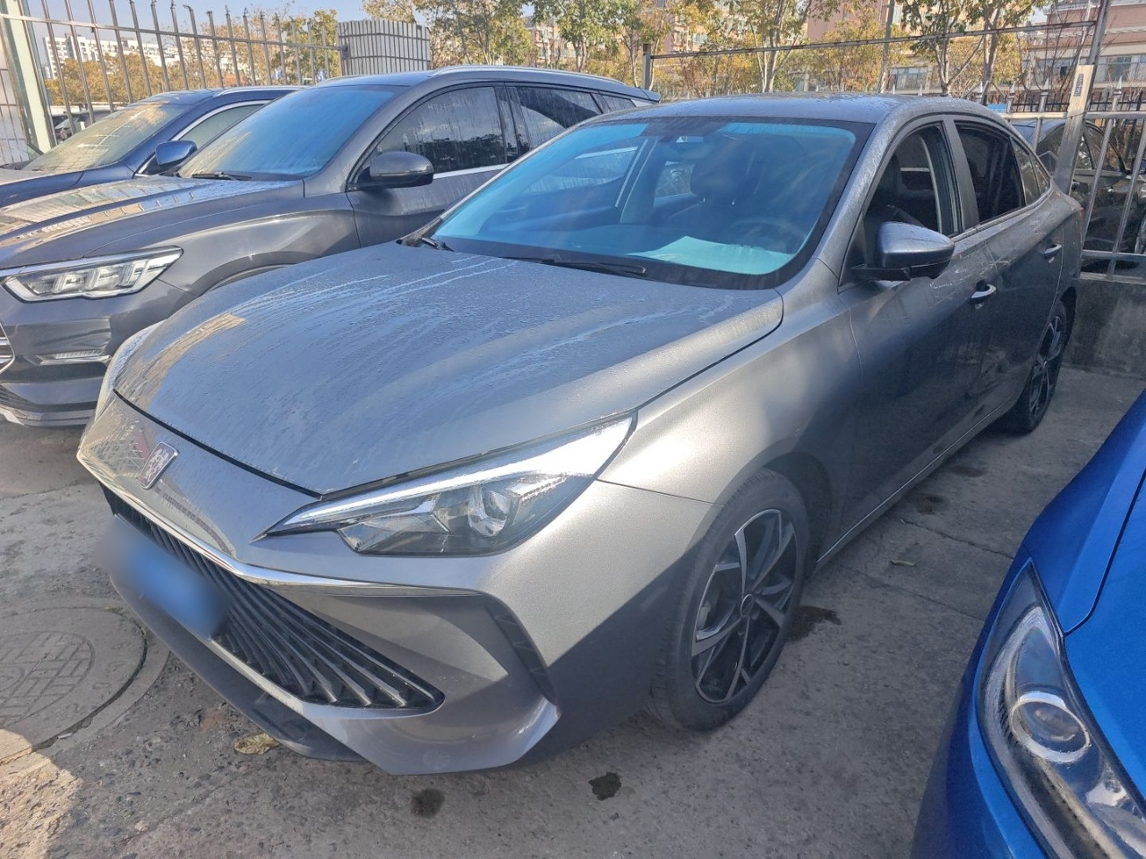 Под передней частью автомобиля