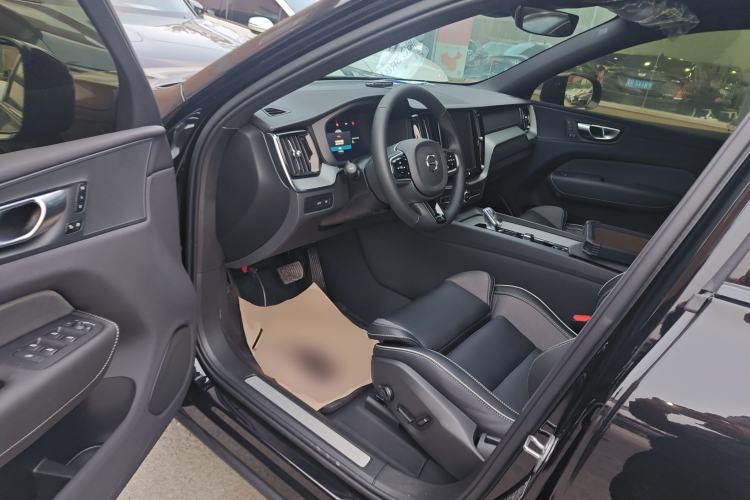 Used Volvo XC60 New Energy 2025 Plug-in Hybrid Long-Range All-Wheel Drive Zhiyuan Extreme Night Black Edition
