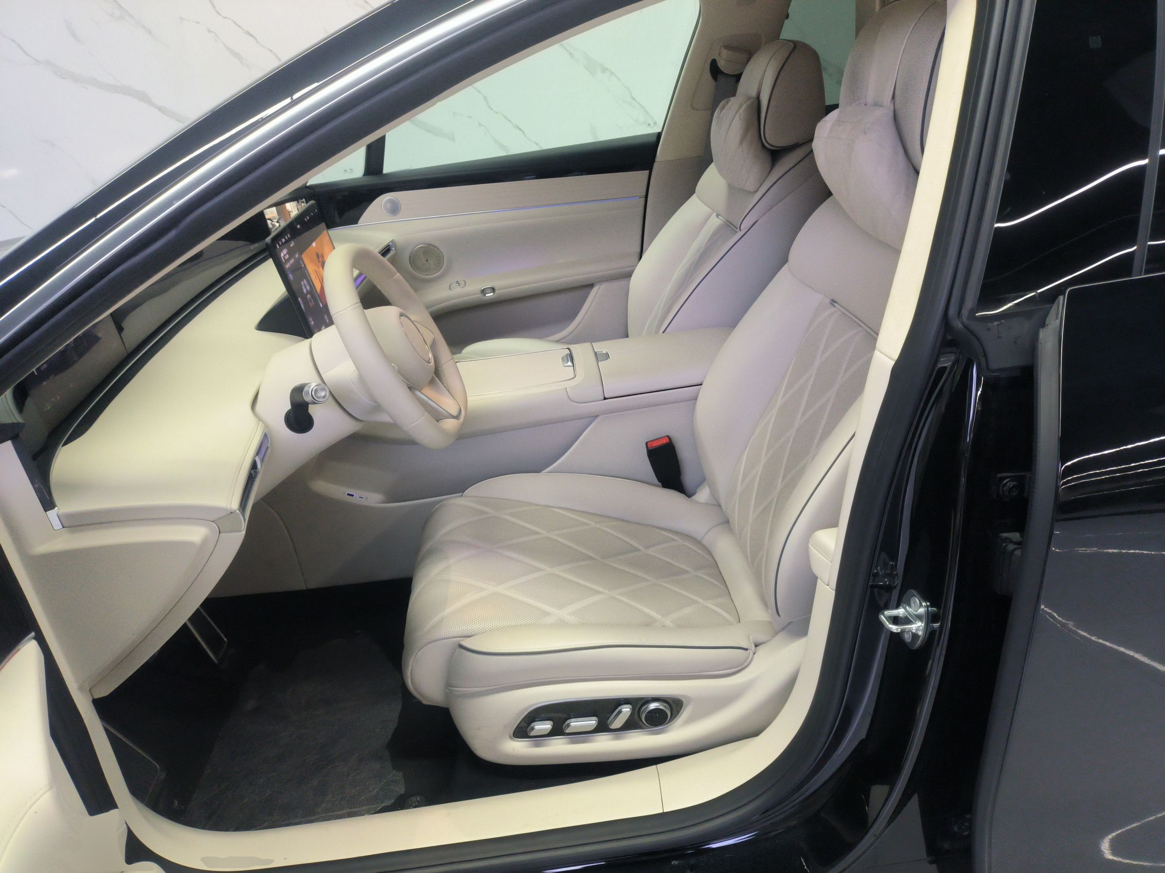 المقاعد الأمامية داخل السيارة