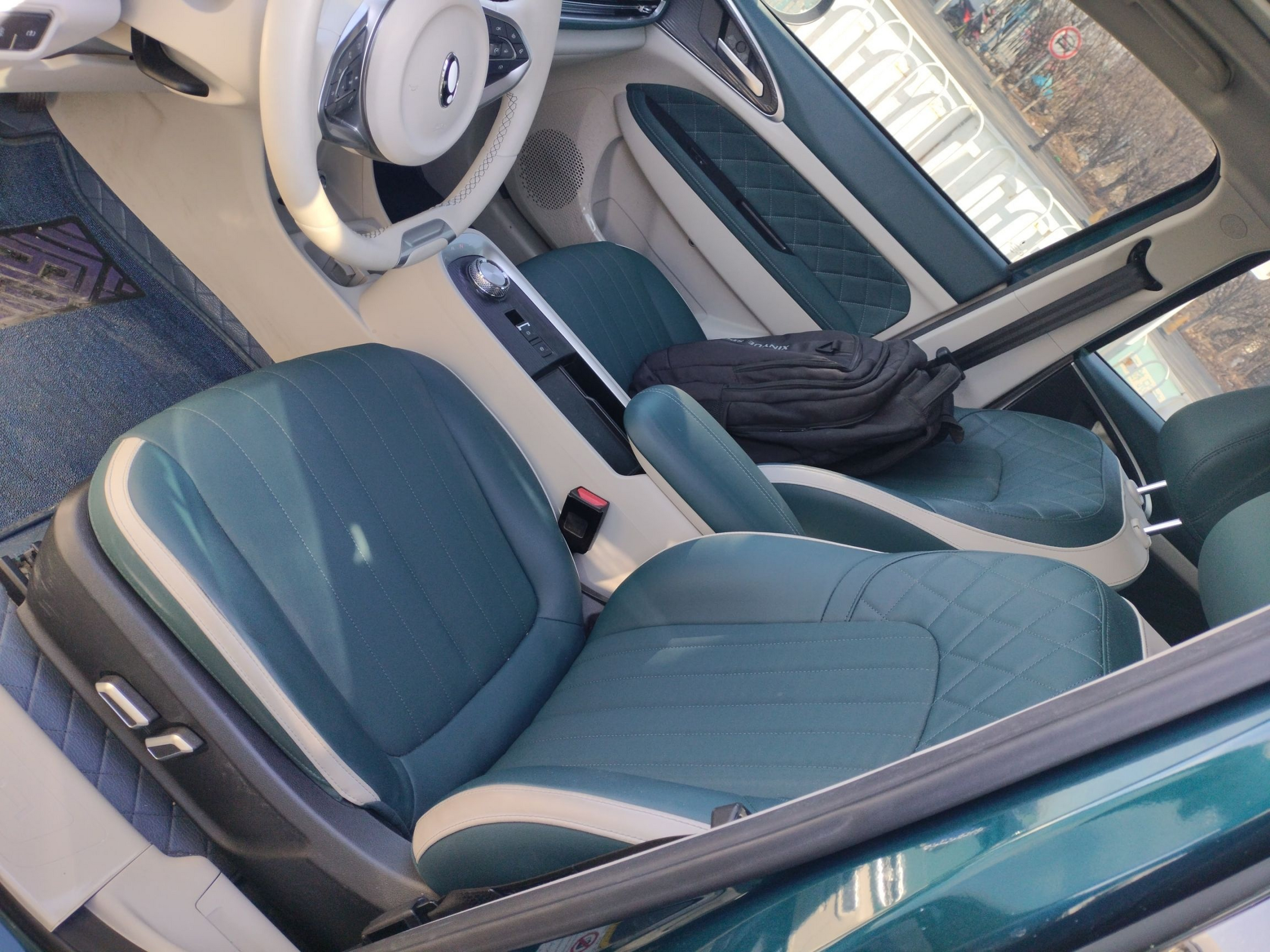 المقاعد الأمامية داخل السيارة