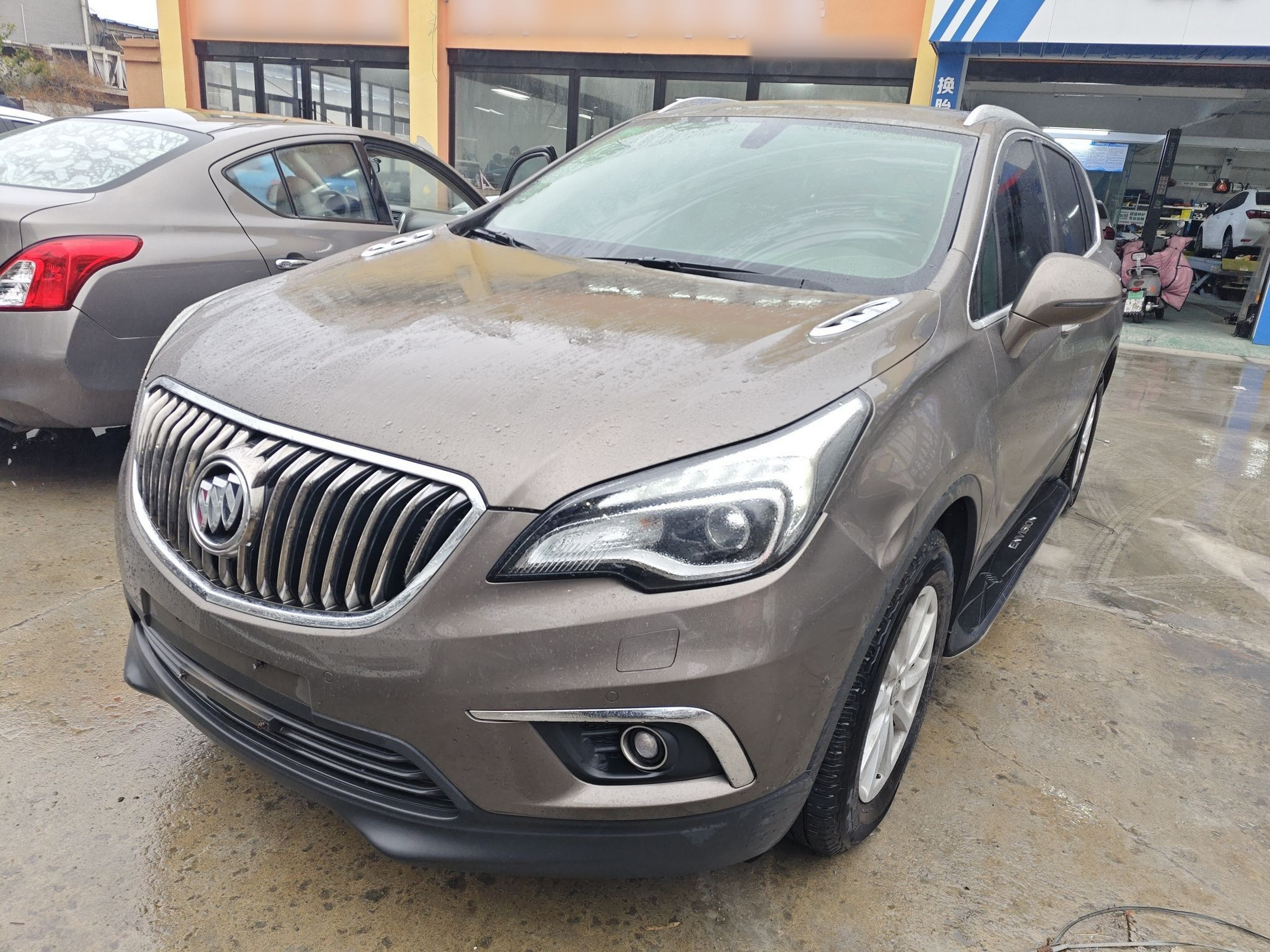 Под передней частью автомобиля