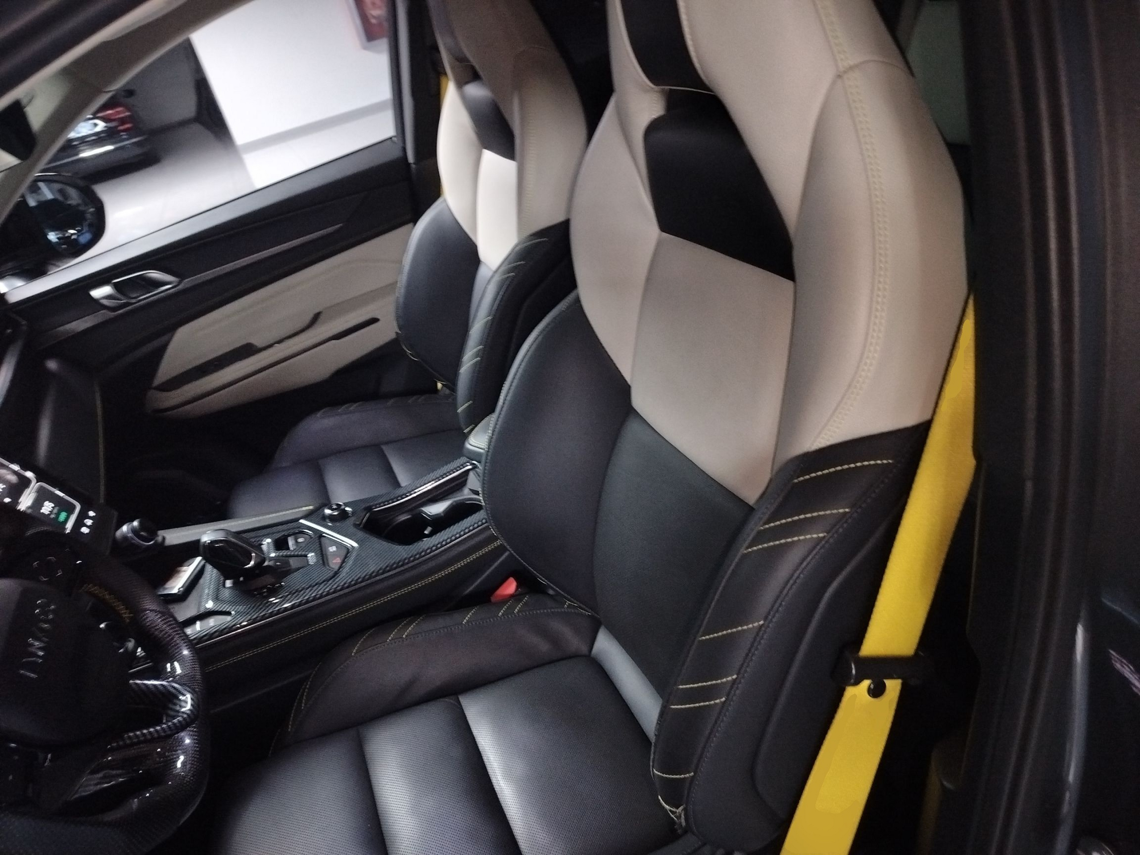 المقاعد الأمامية داخل السيارة