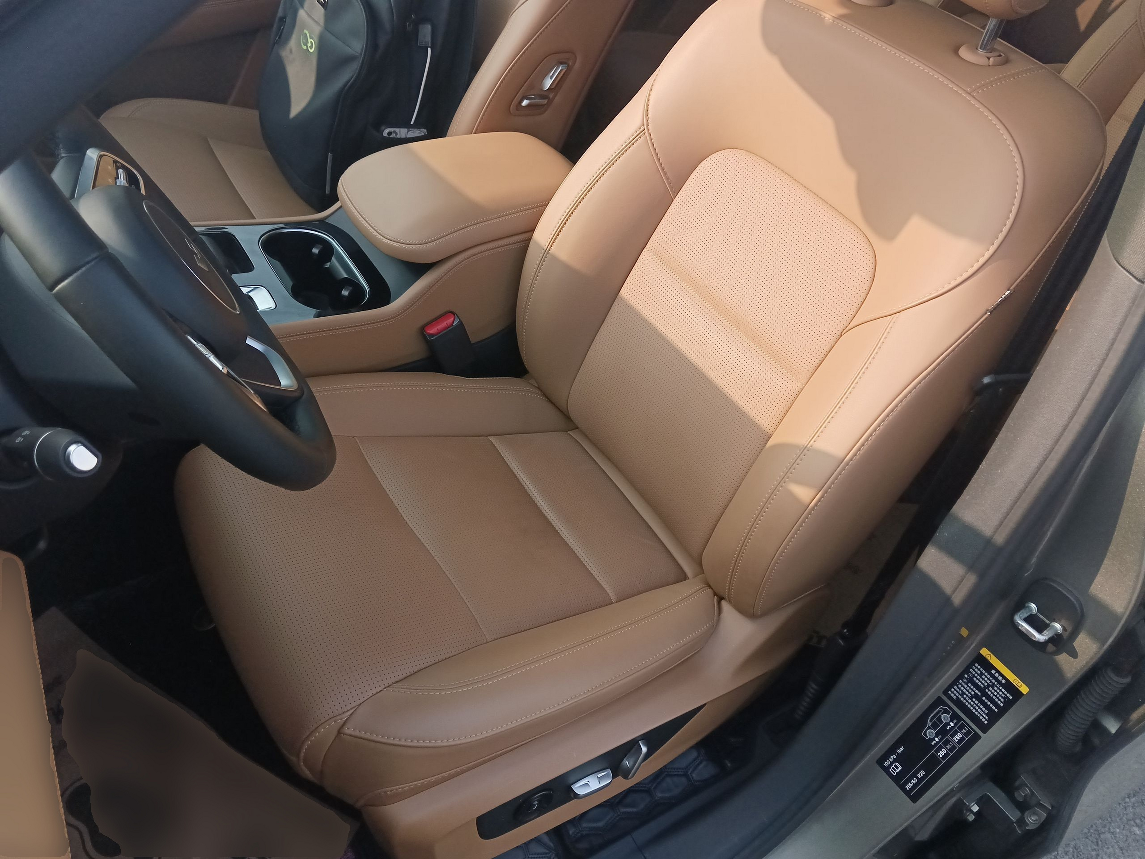 المقاعد الأمامية داخل السيارة