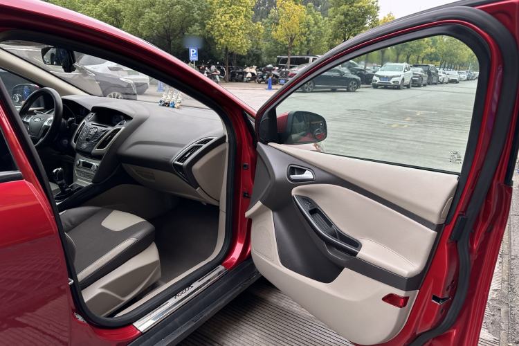 Used Ford Focus 2012 Hatchback 1.6L Manual Fashion Edition
