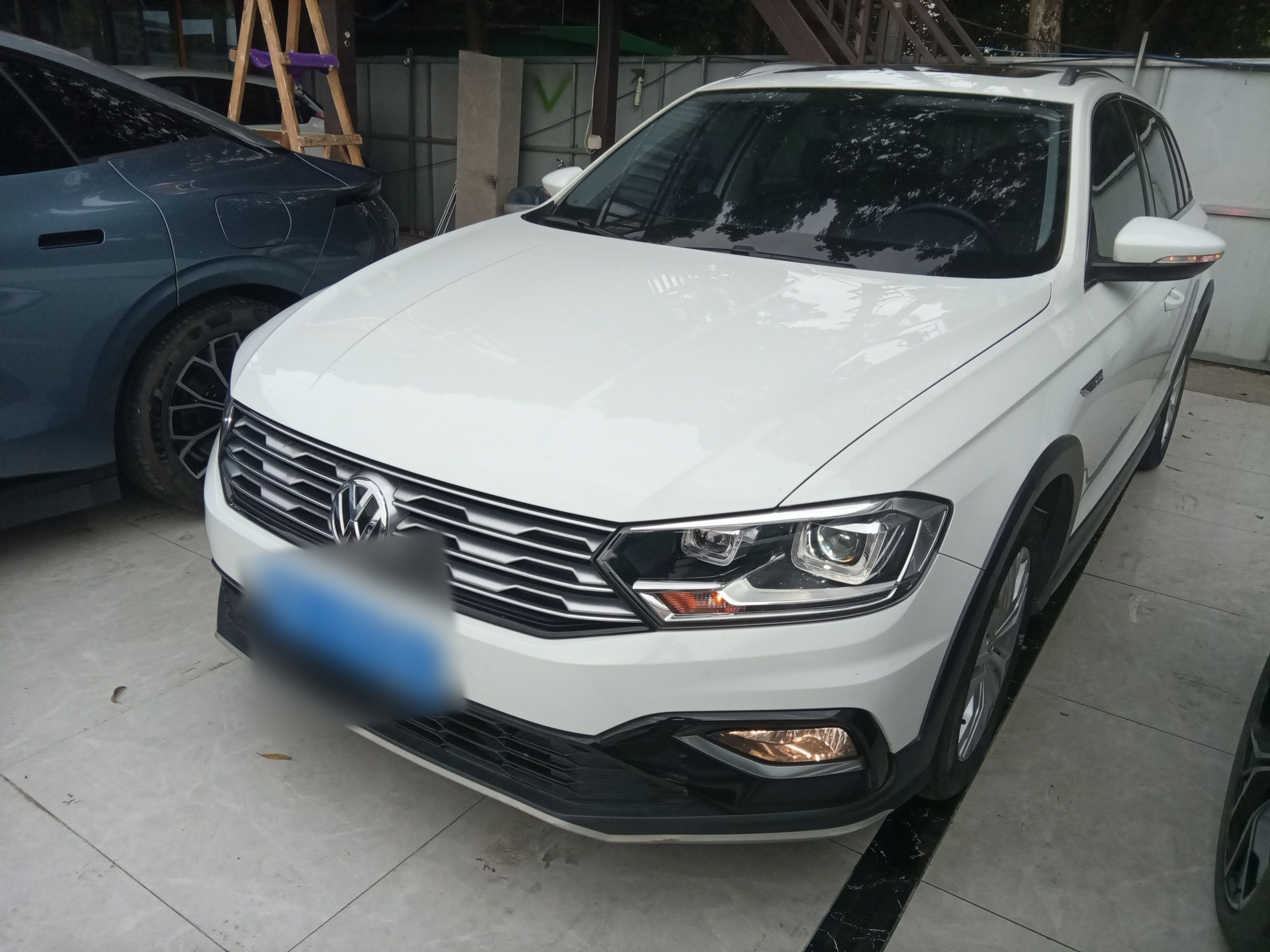 Под передней частью автомобиля