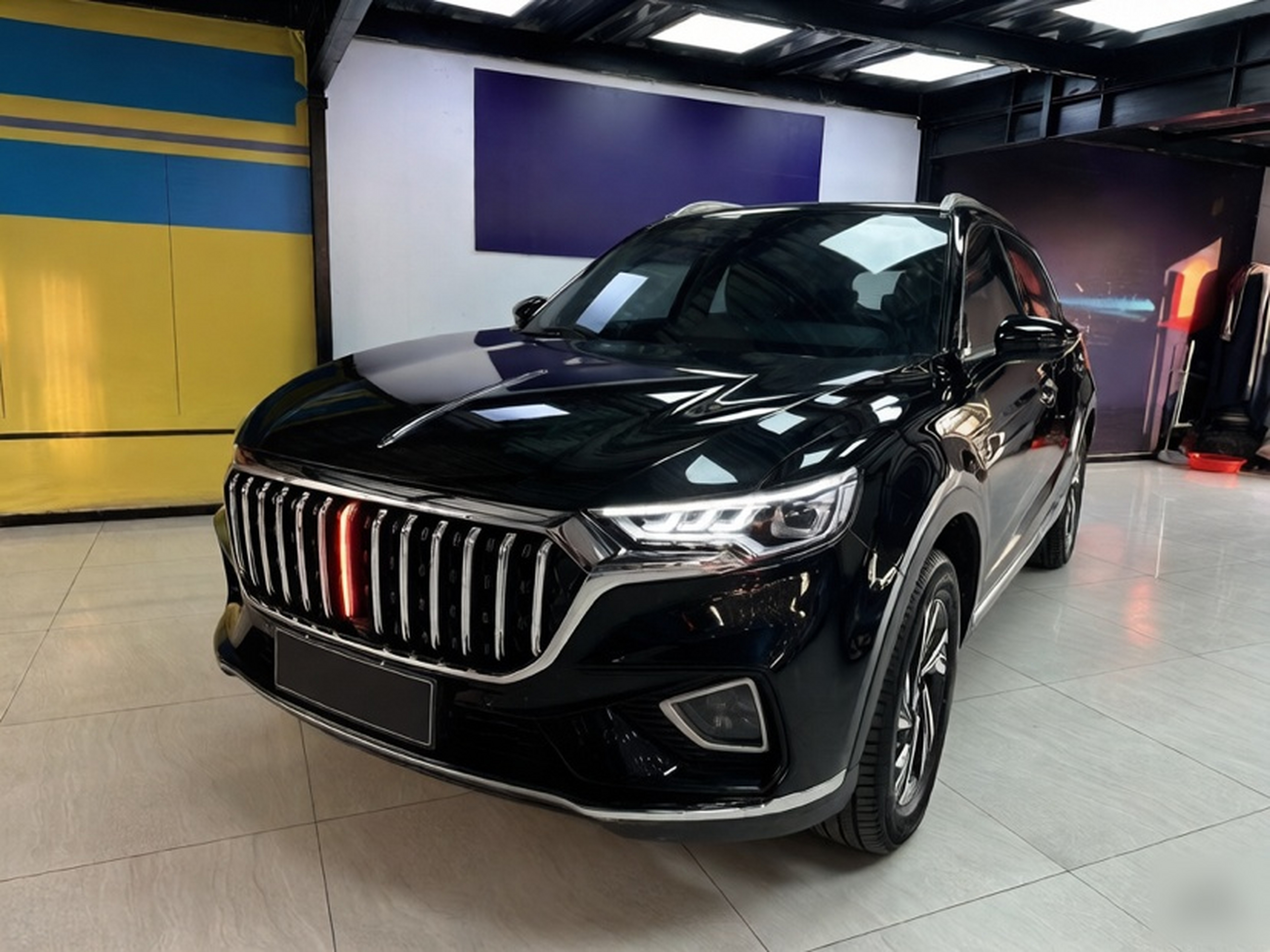 تحت مقدمة السيارة