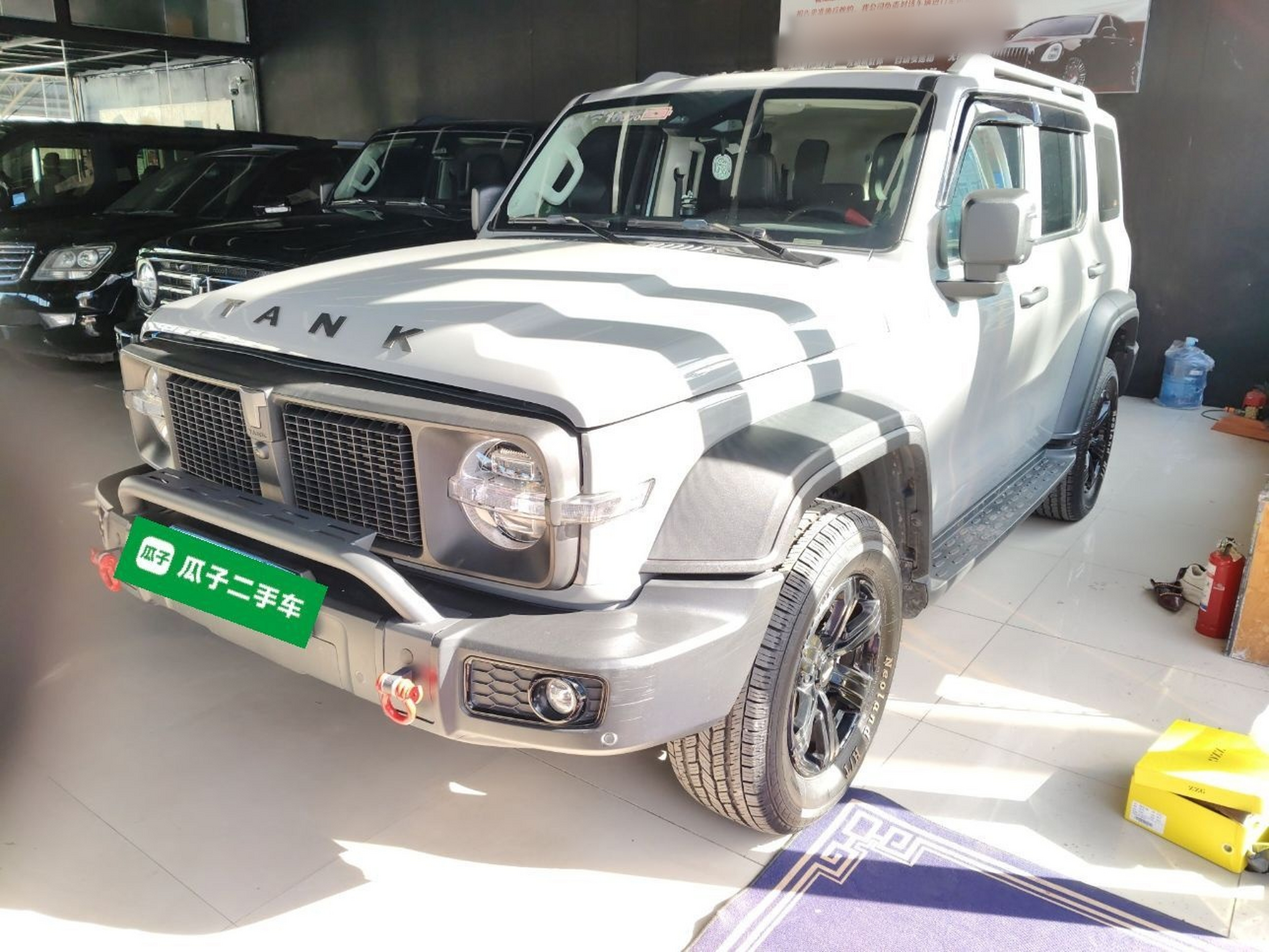 تحت مقدمة السيارة