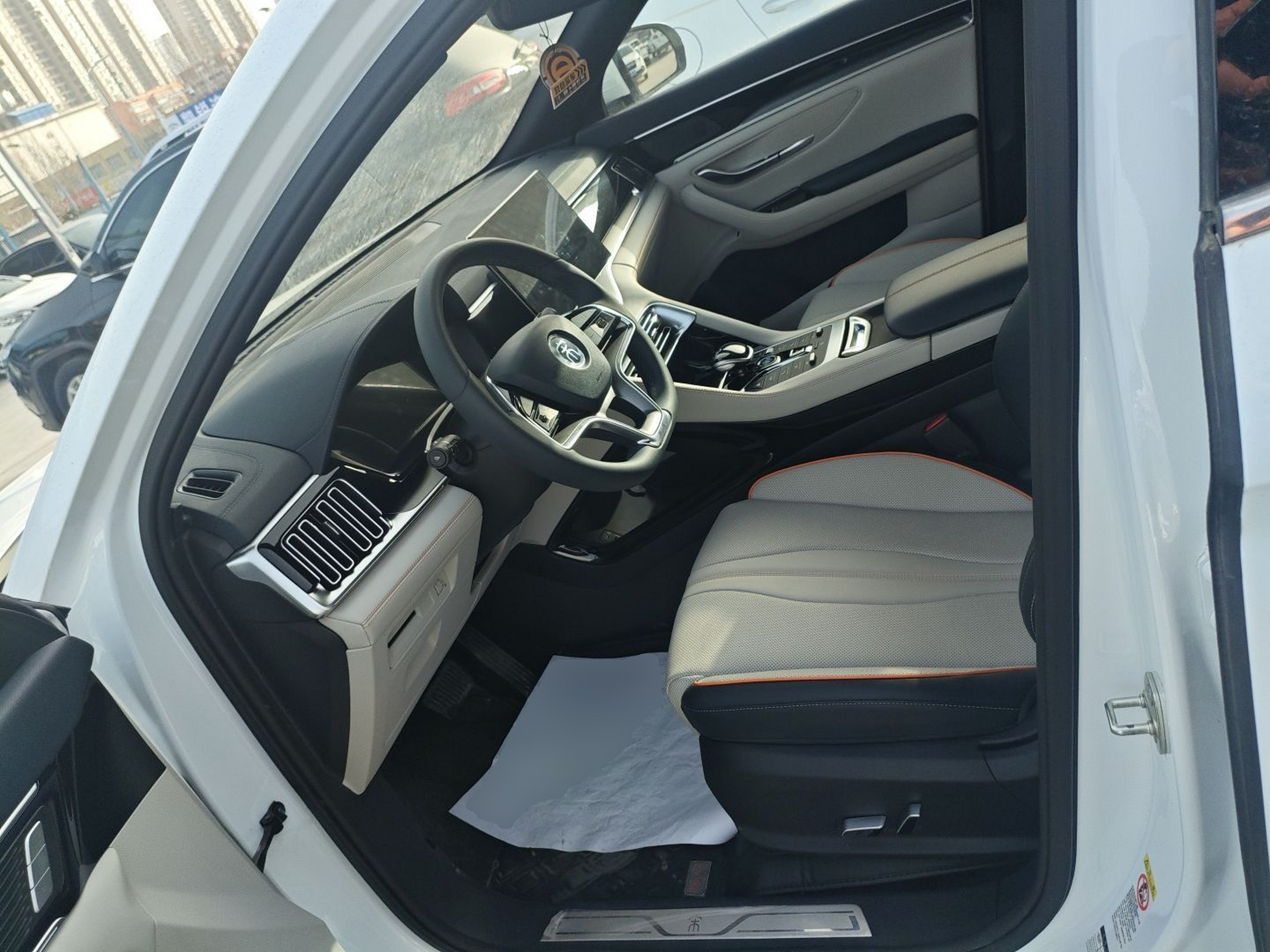 المقاعد الأمامية داخل السيارة