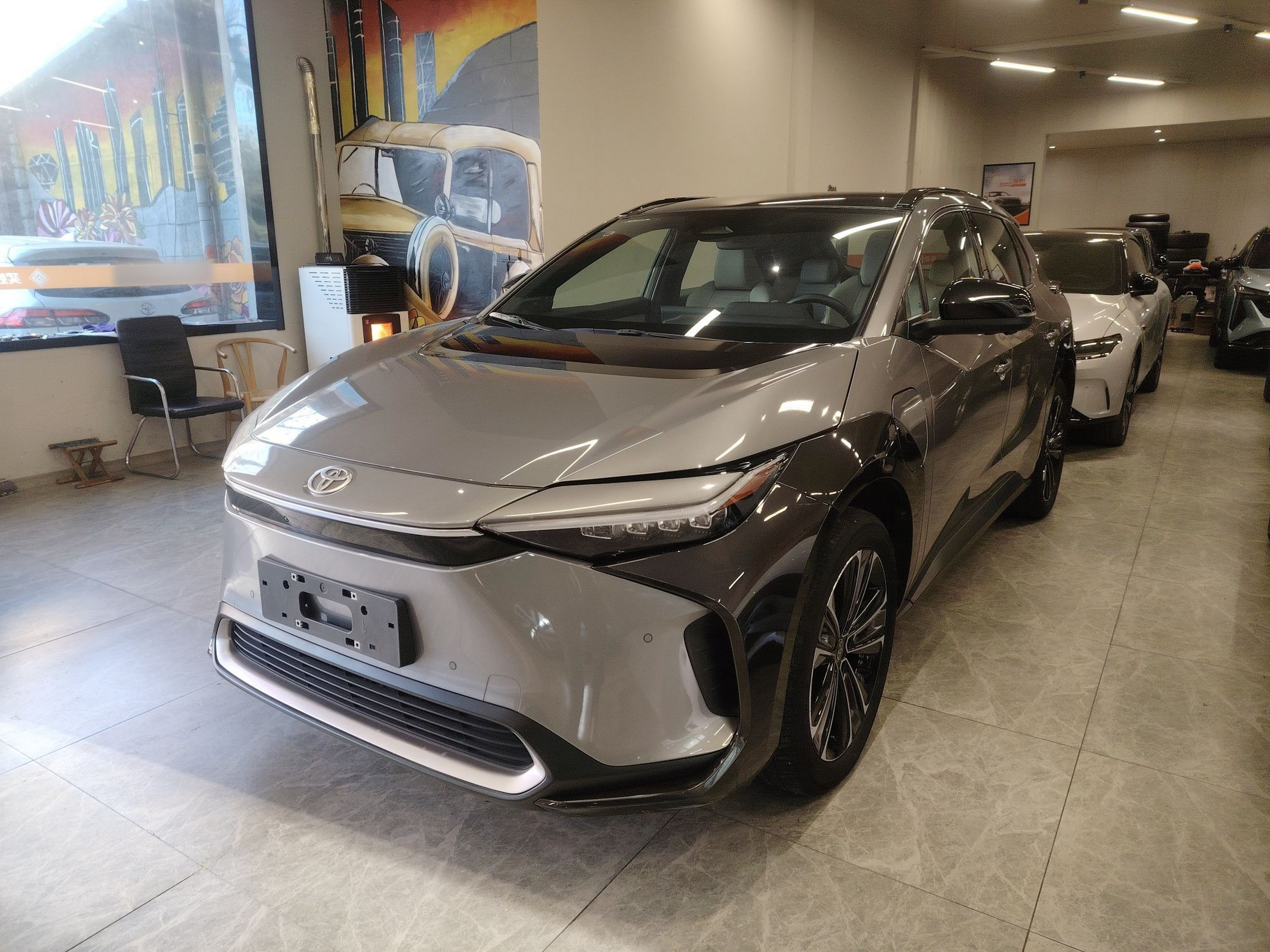 تحت مقدمة السيارة