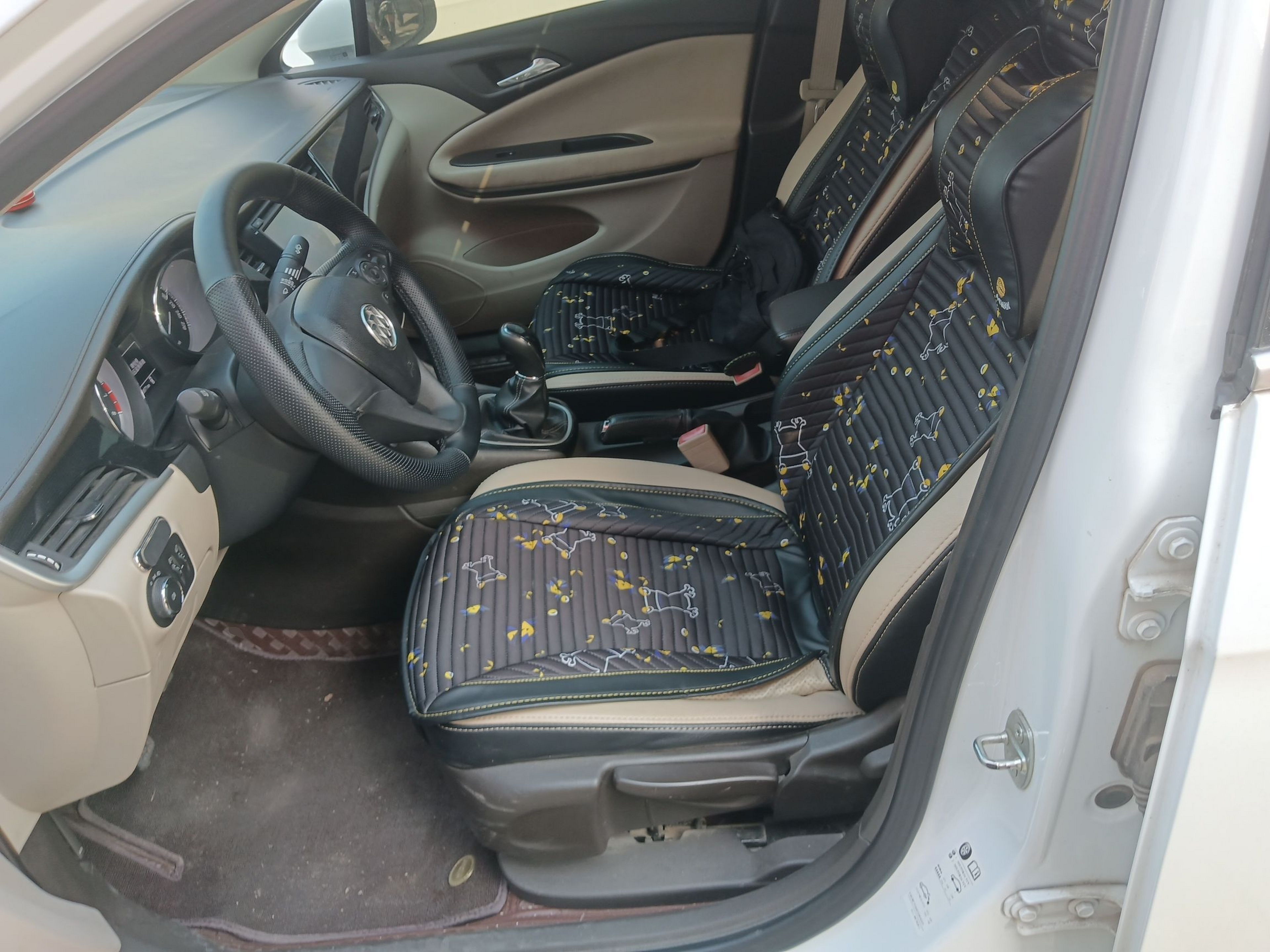 المقاعد الأمامية داخل السيارة