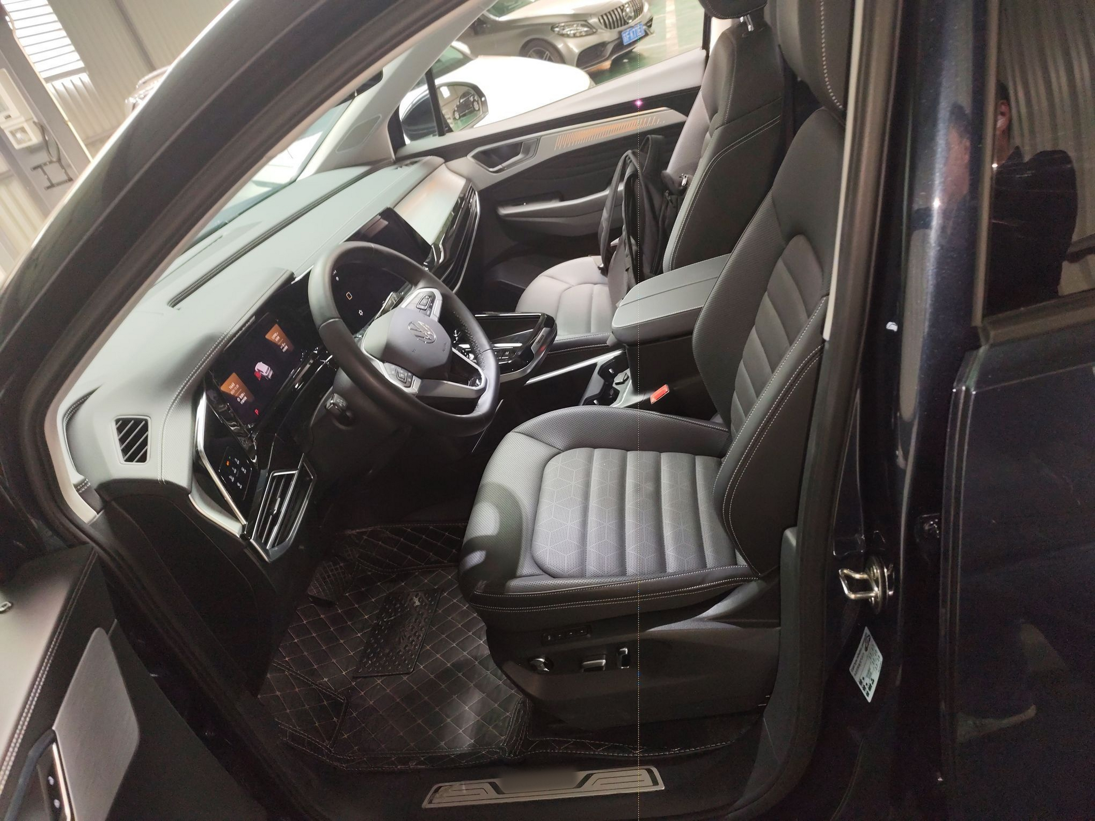 Переднее сиденье в автомобиле