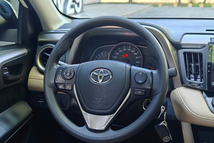 Used Toyota RAV4 2015 2.0L CVT Two-Wheel Drive Fashion Edition
