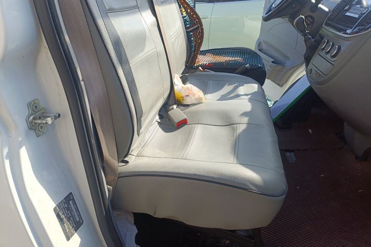 Used SAIC MAXUS Xintu V80 2023 2.0T AMT Classic City Distribution King Short Wheelbase Mid-Roof 3-Seater
