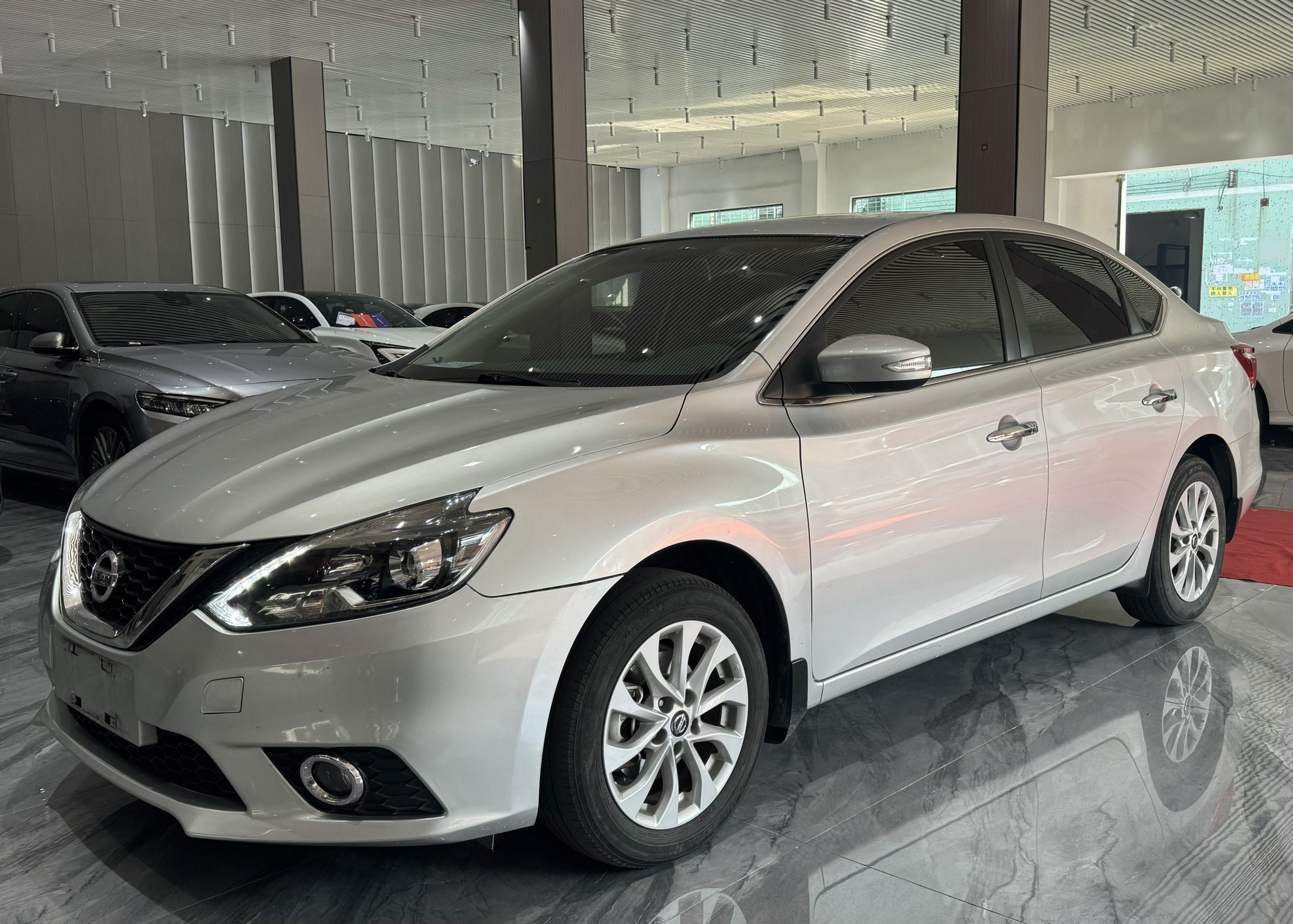 تحت مقدمة السيارة