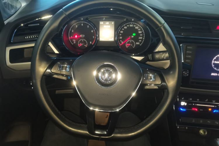 Used Volkswagen Touran 2018 Volkswagen Touran L 280TSI DSG Boundary Luxury Edition 7 Seats China VI Standard
