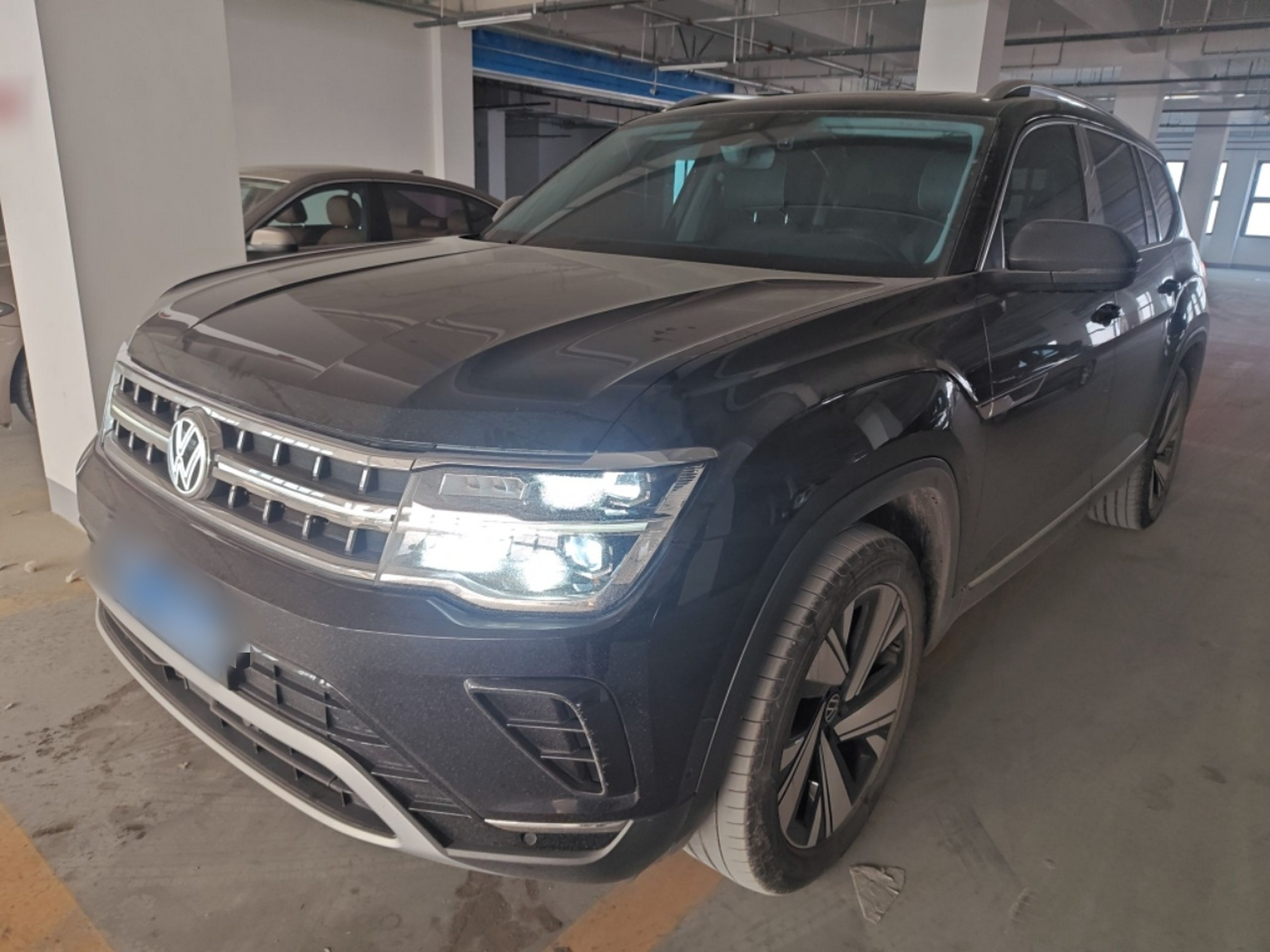 Под передней частью автомобиля