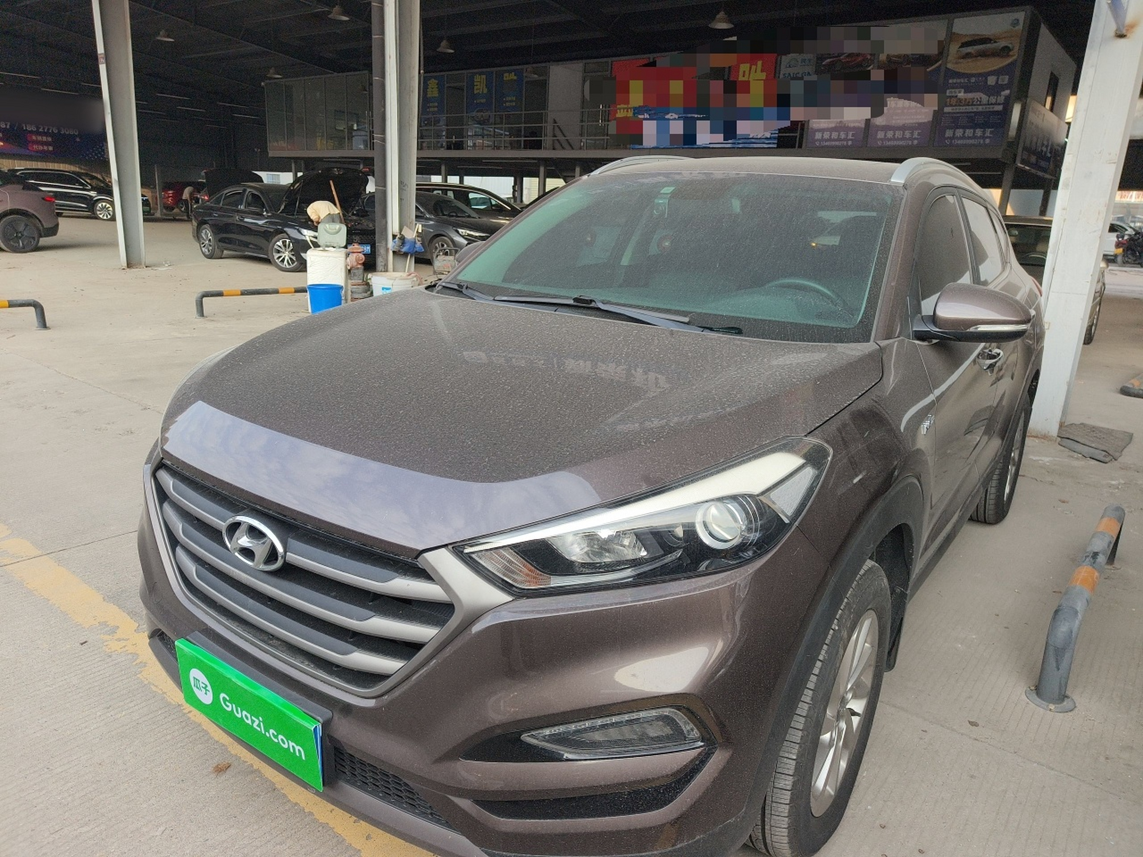 تحت مقدمة السيارة