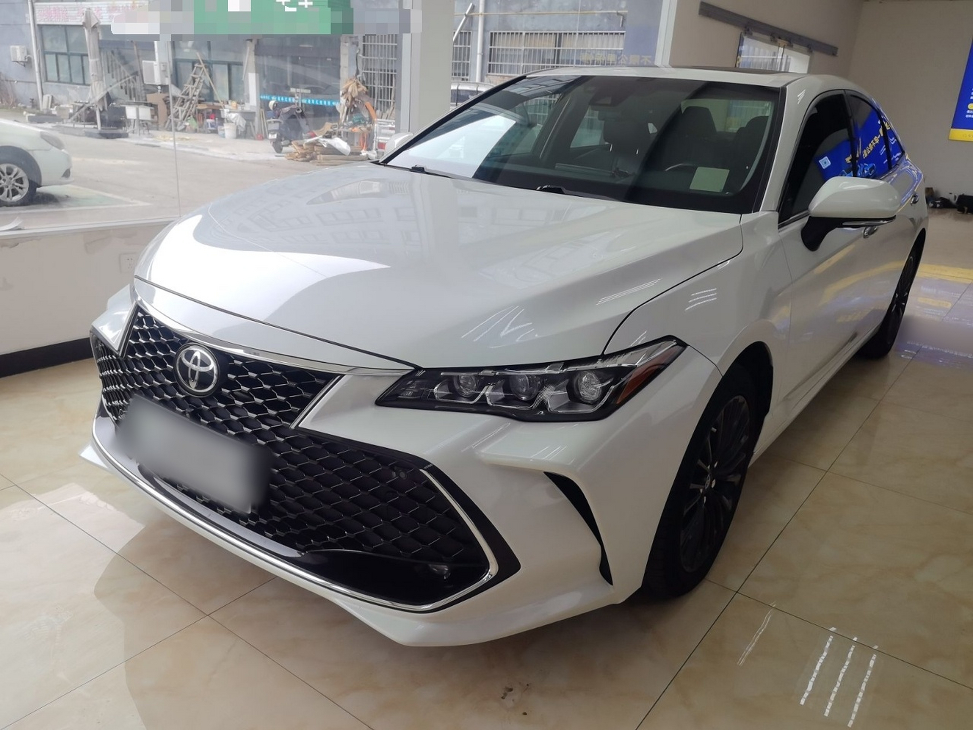 تحت مقدمة السيارة