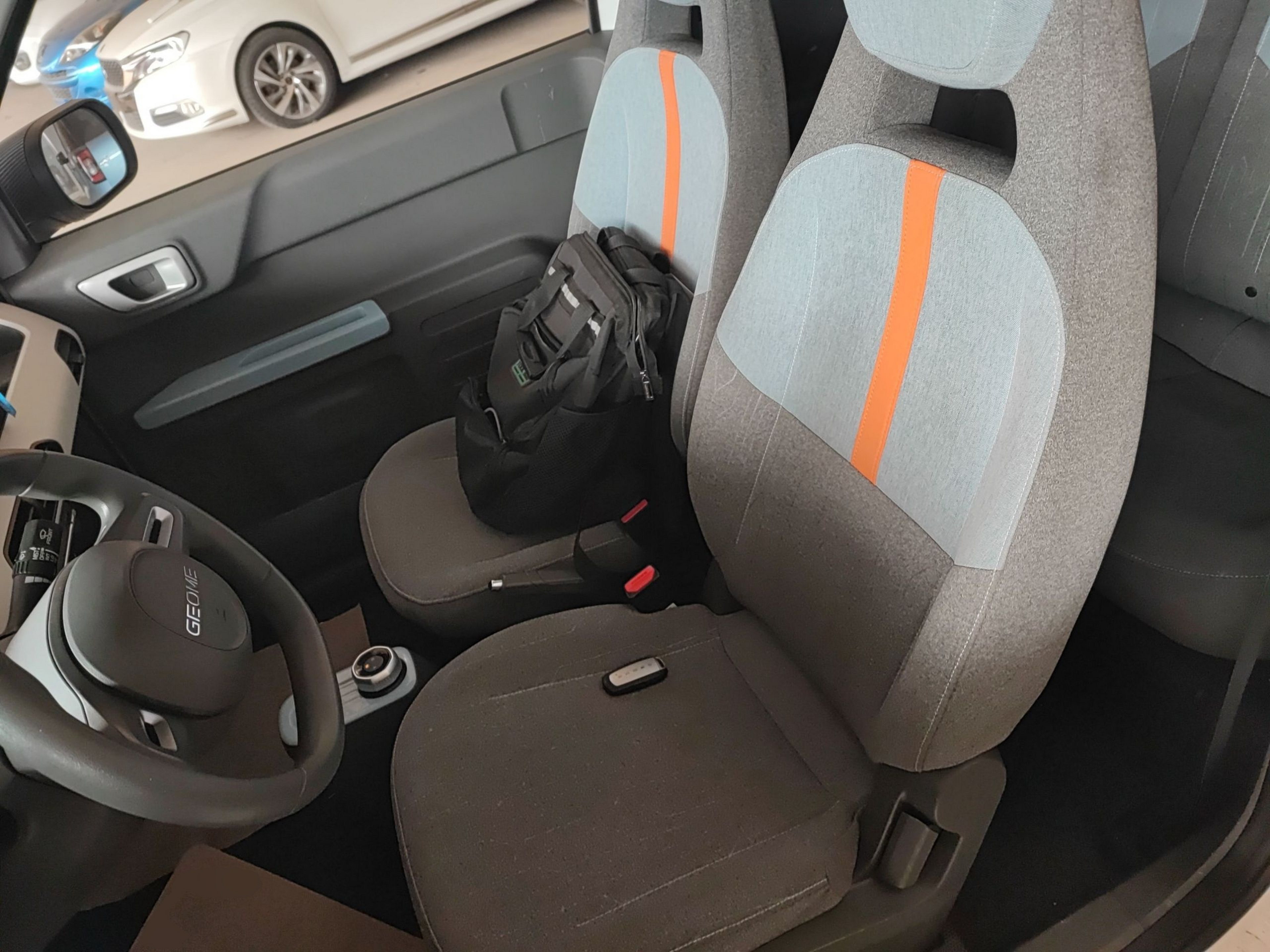 المقاعد الأمامية داخل السيارة