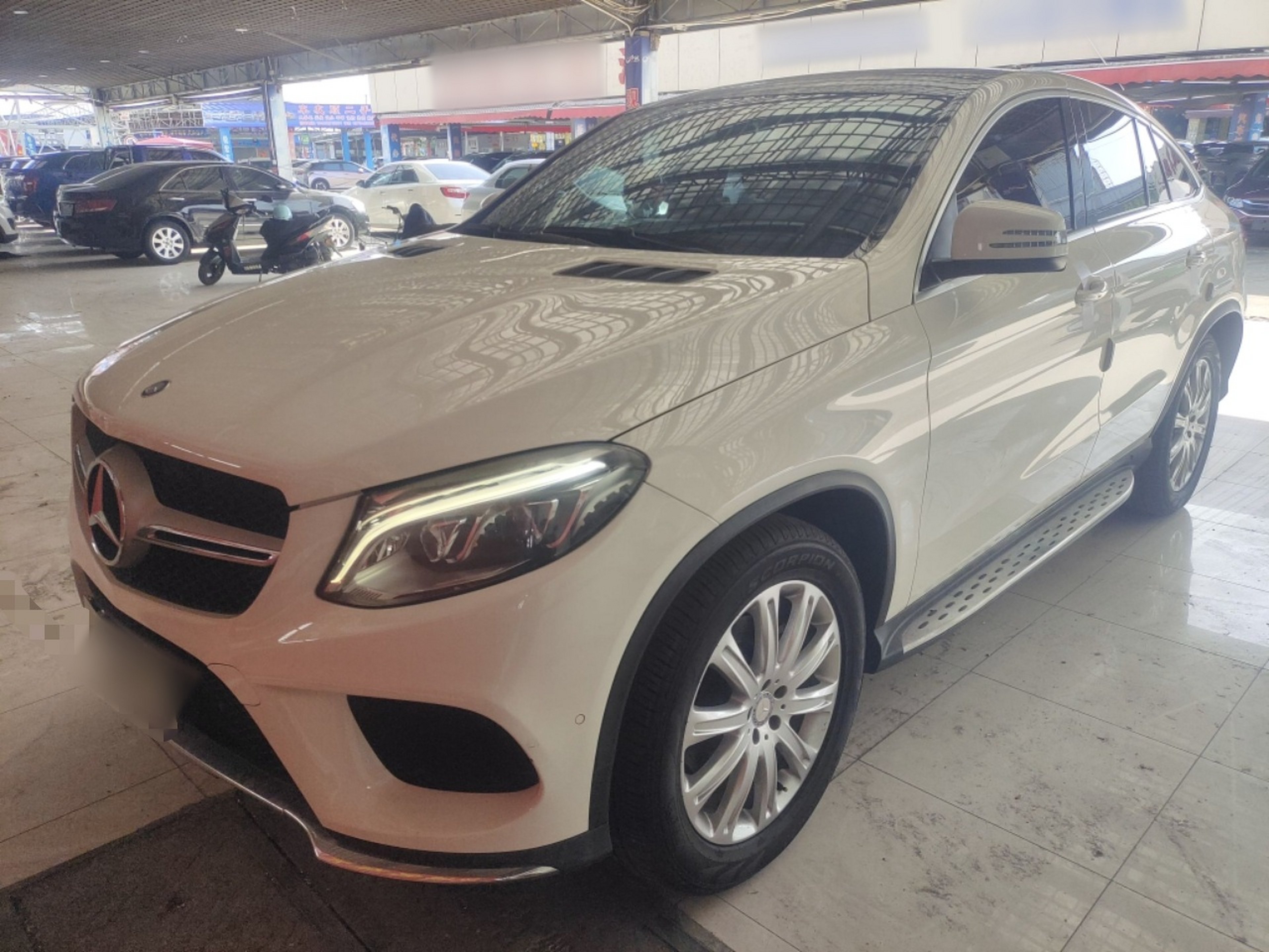 تحت مقدمة السيارة