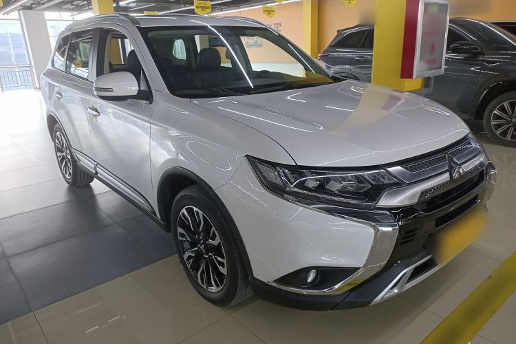 Used Mitsubishi Outlander 2019 2.4L 4x4 Zhi Xiang Edition 5 Seats China VI Standard
