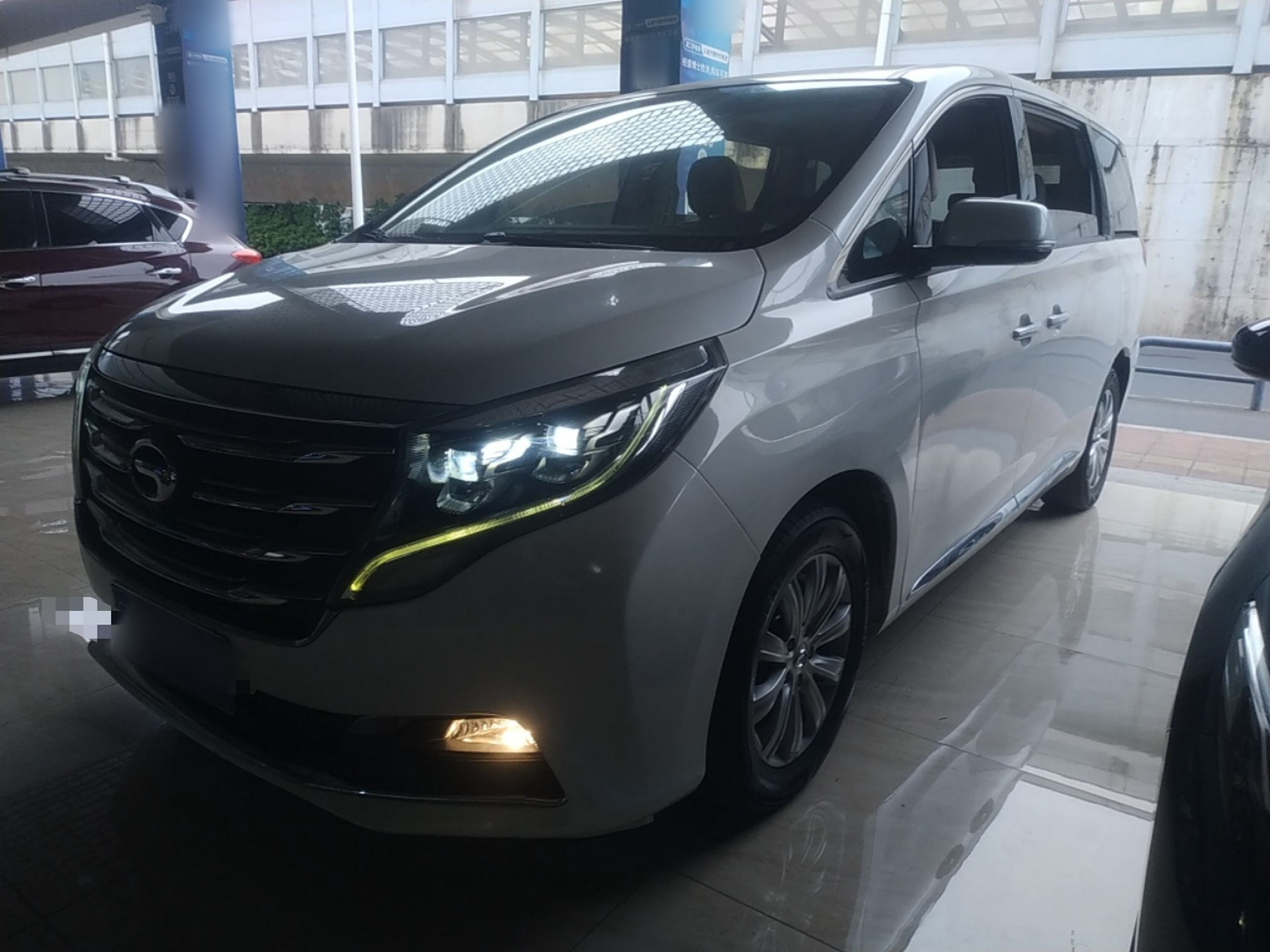 Под передней частью автомобиля