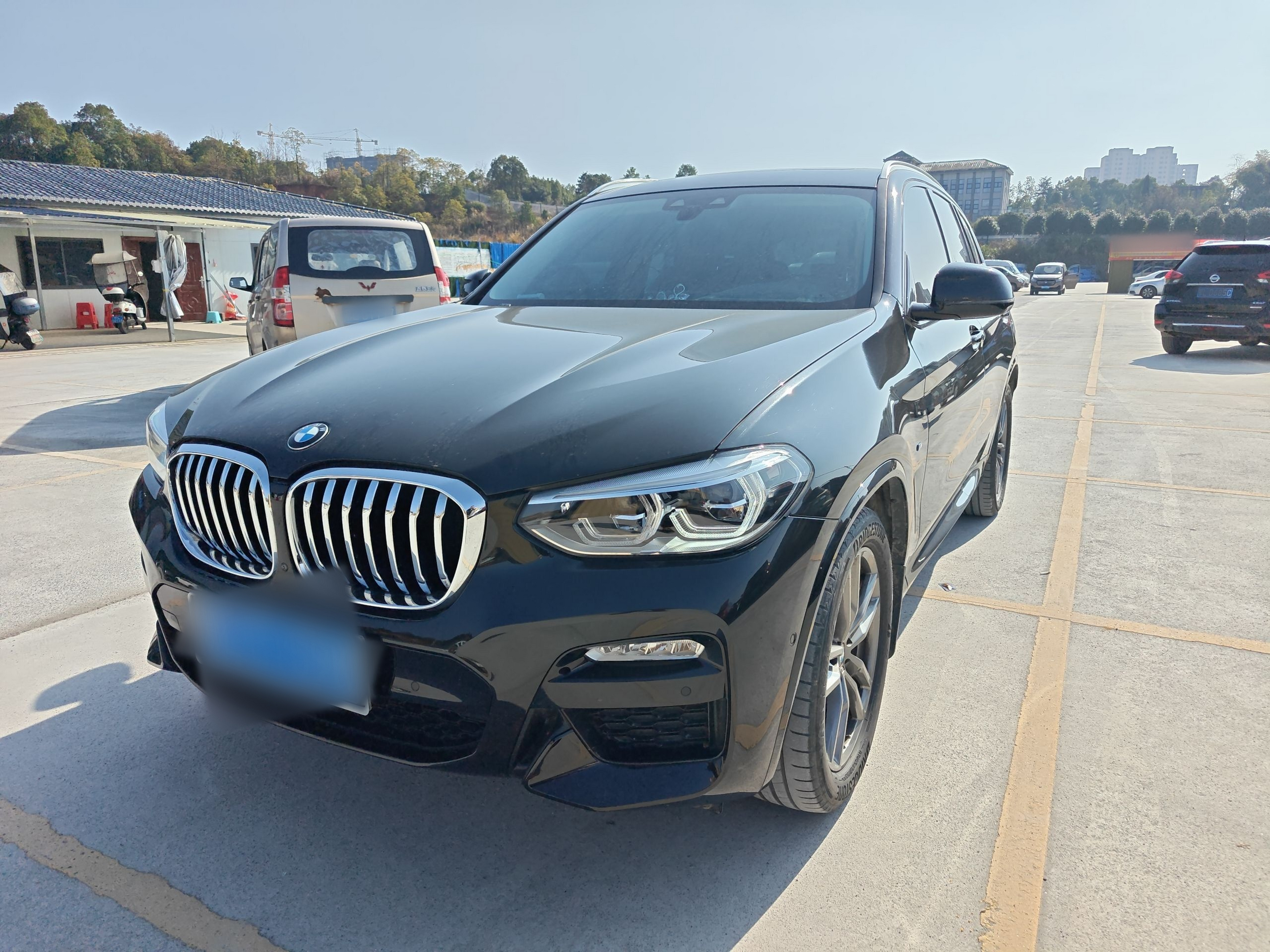 تحت مقدمة السيارة