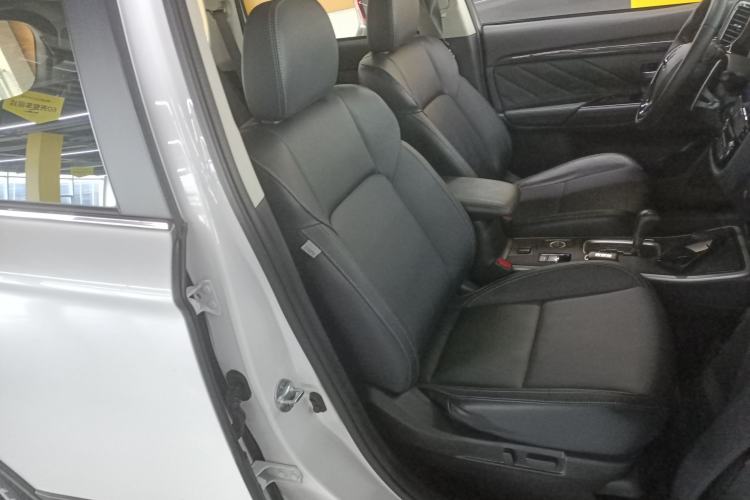 Used Mitsubishi Outlander 2019 2.4L 4x4 Zhi Xiang Edition 5 Seats China VI Standard
