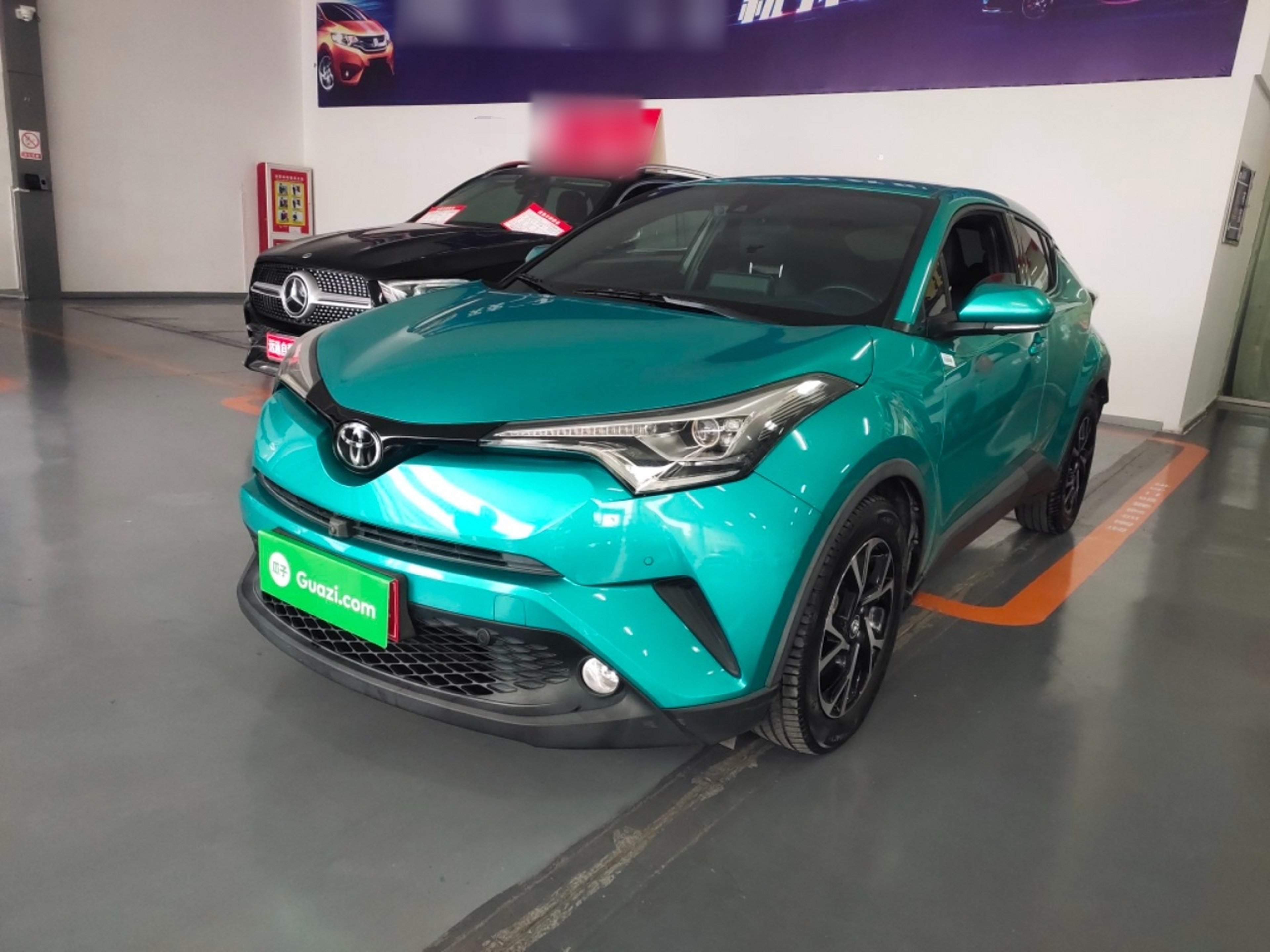 تحت مقدمة السيارة