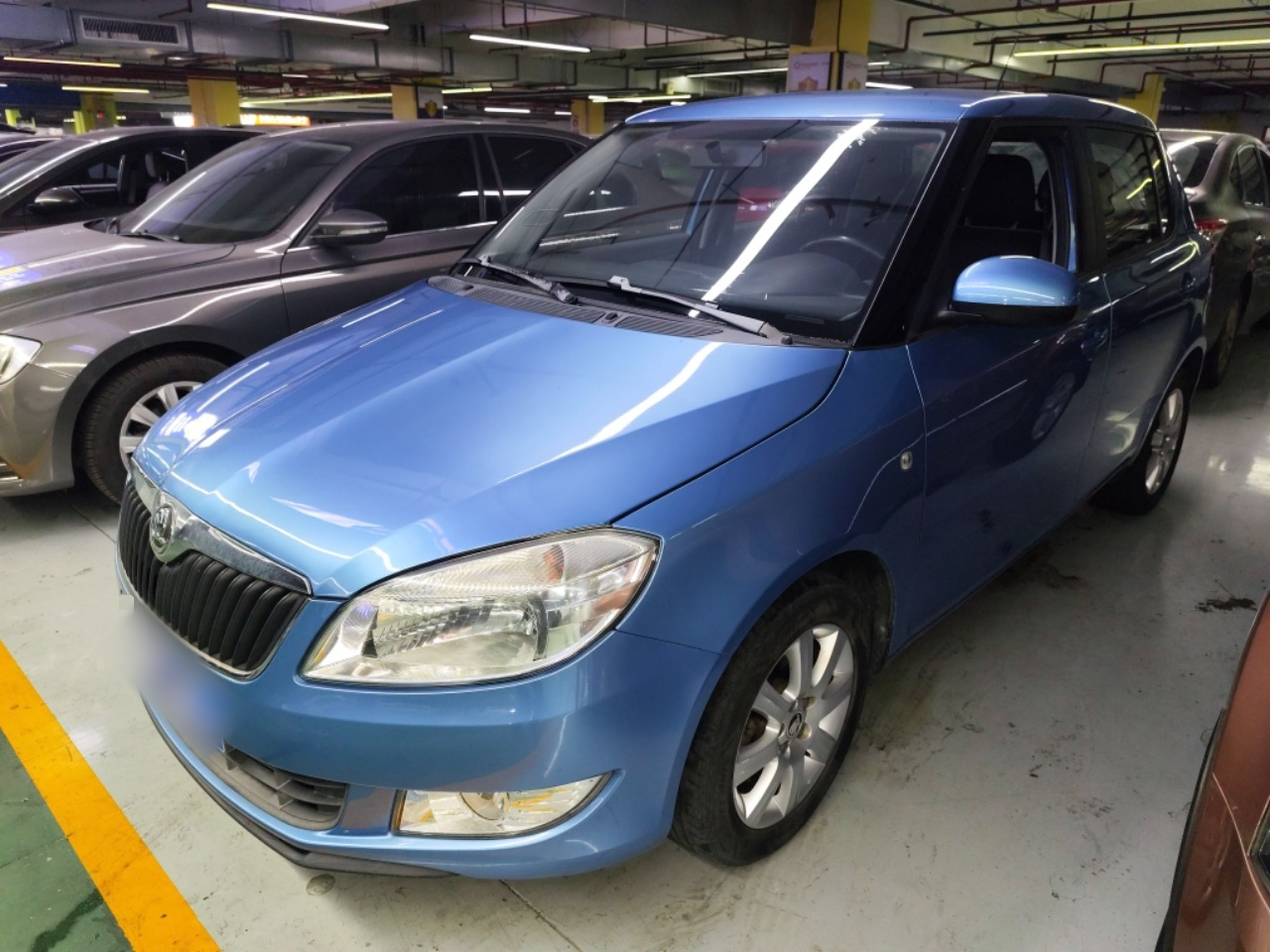 تحت مقدمة السيارة