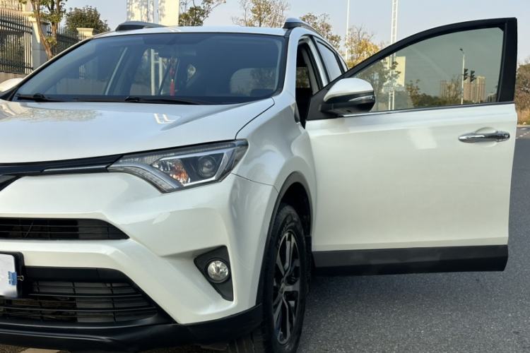 Used Toyota RAV4 2016 2.0L CVT Two-Wheel Drive Fashion Edition China V Standard
